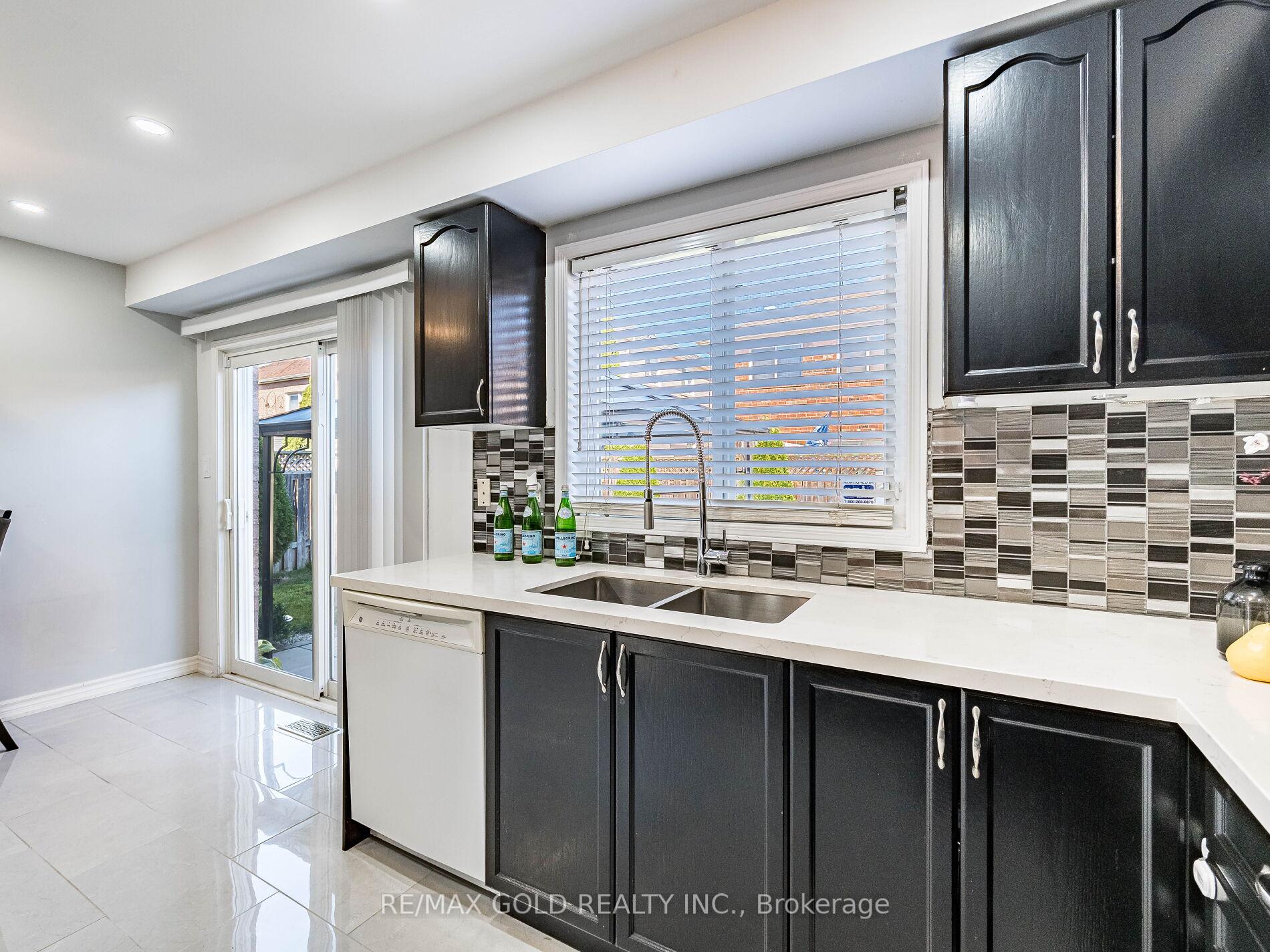 Photo 19 of 43 Sunnyview Road, Brampton, Fletcher's Meadow — HOMEH