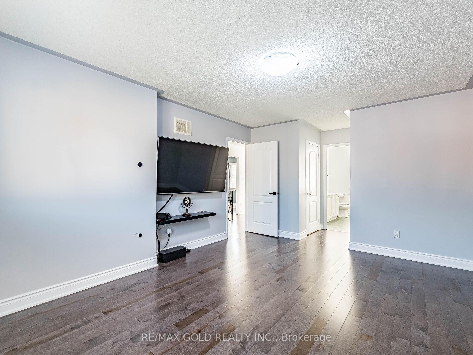Photo 27 of 43 Sunnyview Road, Brampton, Fletcher's Meadow — HOMEH