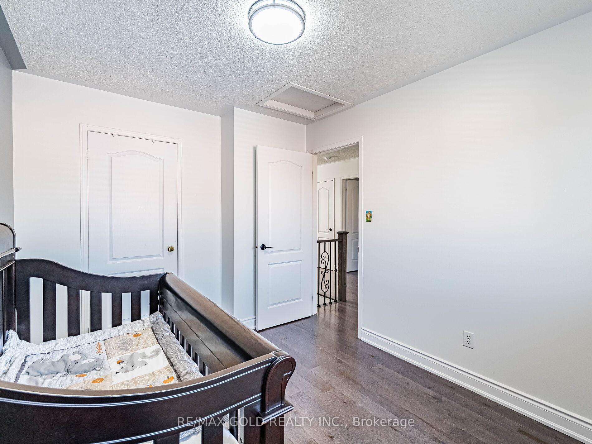 Photo 33 of 43 Sunnyview Road, Brampton, Fletcher's Meadow — HOMEH