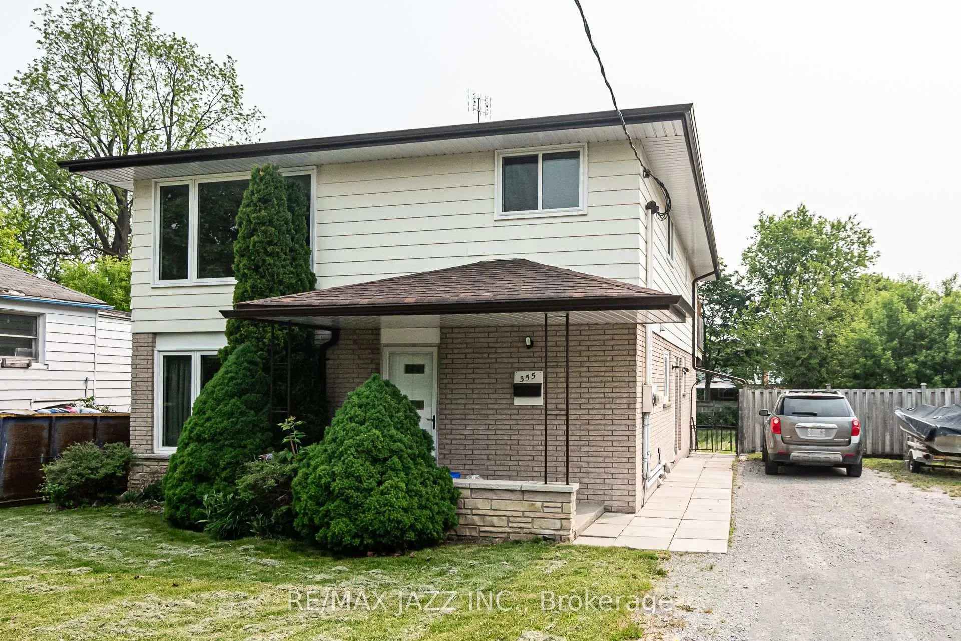 Front of 355 Oshawa Boulevard N