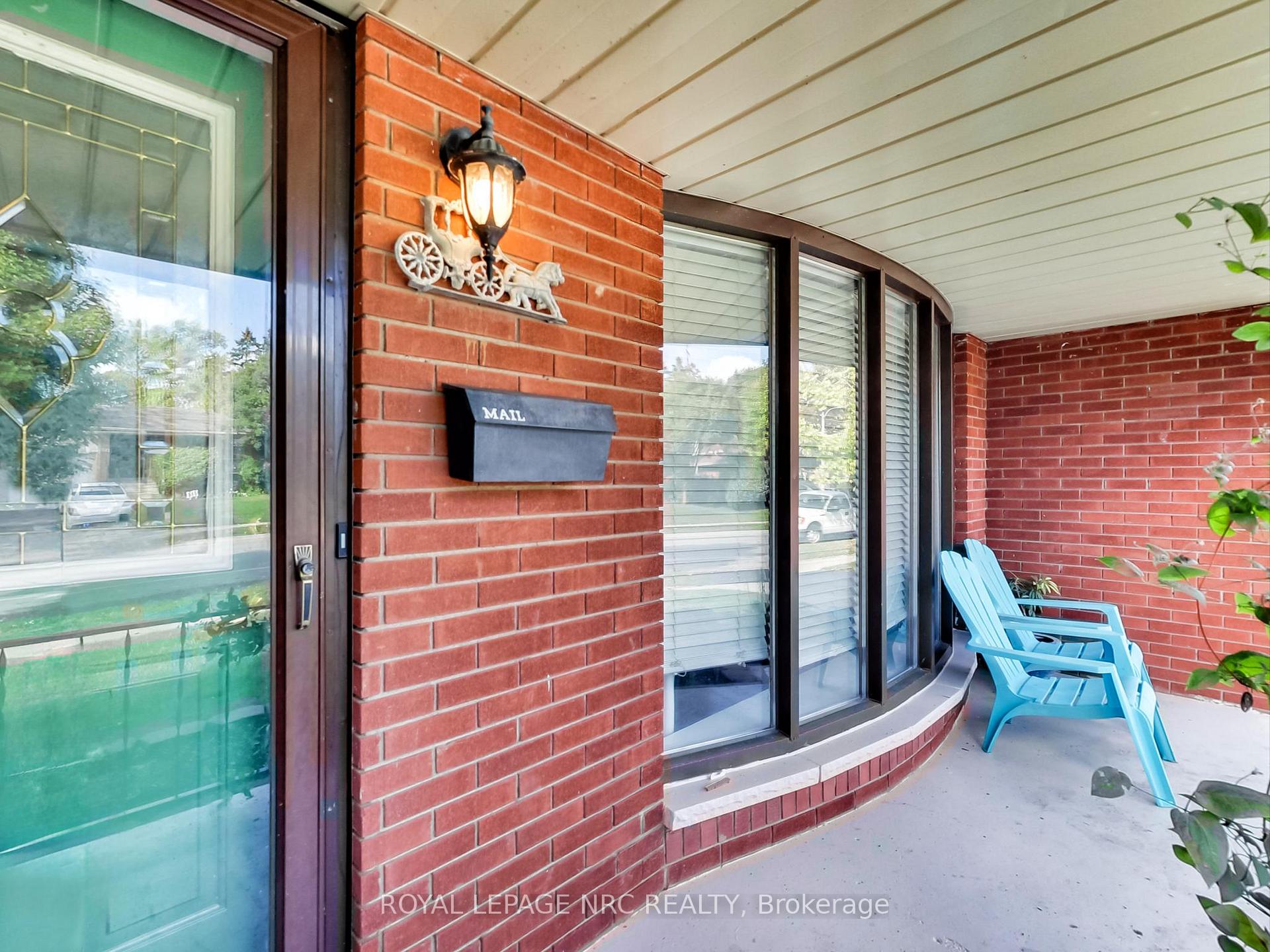 Photo 5 of 4368 Longmoor Drive, Burlington, Shoreacres — HOMEH