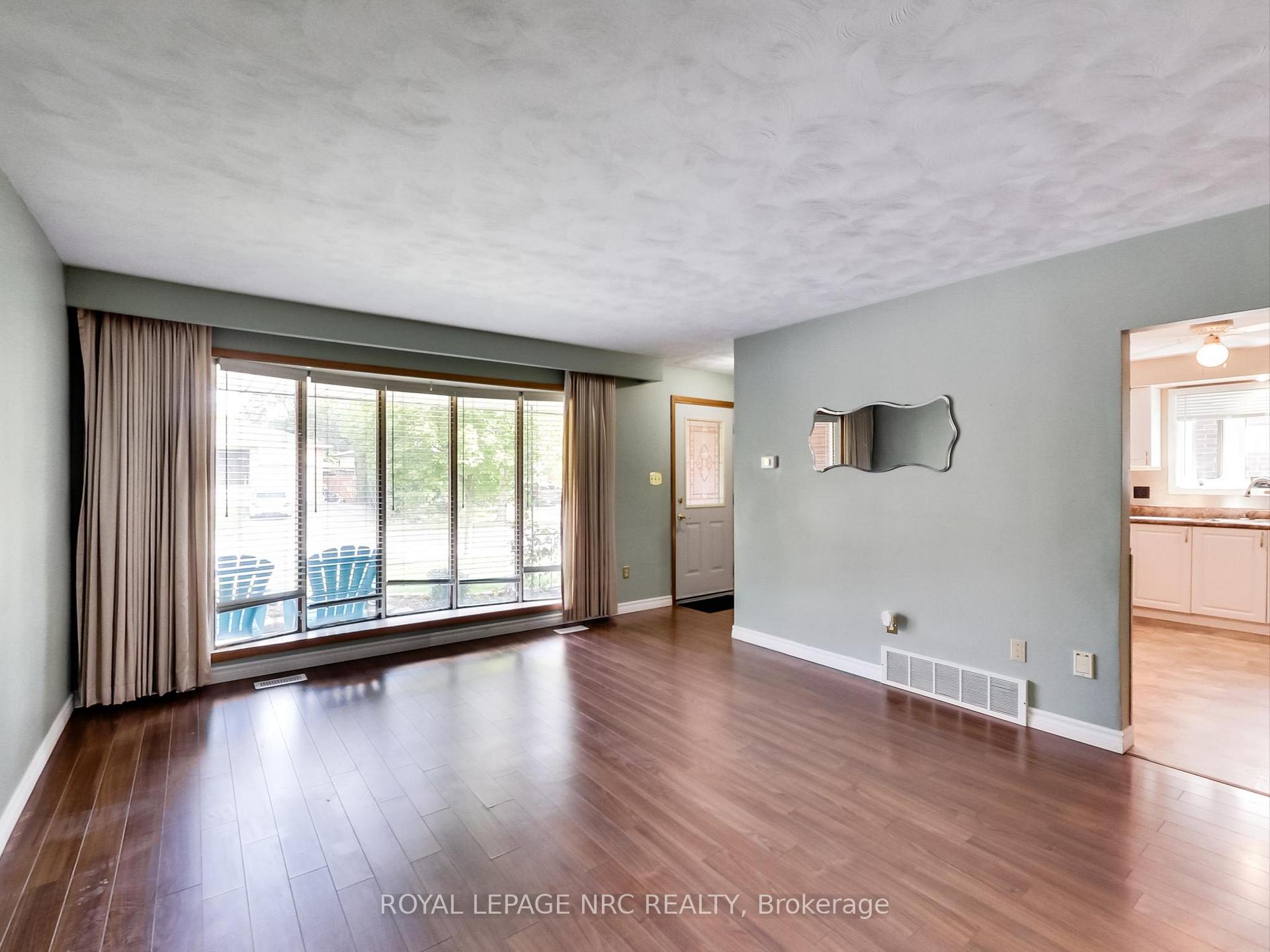 Photo 16 of 4368 Longmoor Drive, Burlington, Shoreacres — HOMEH