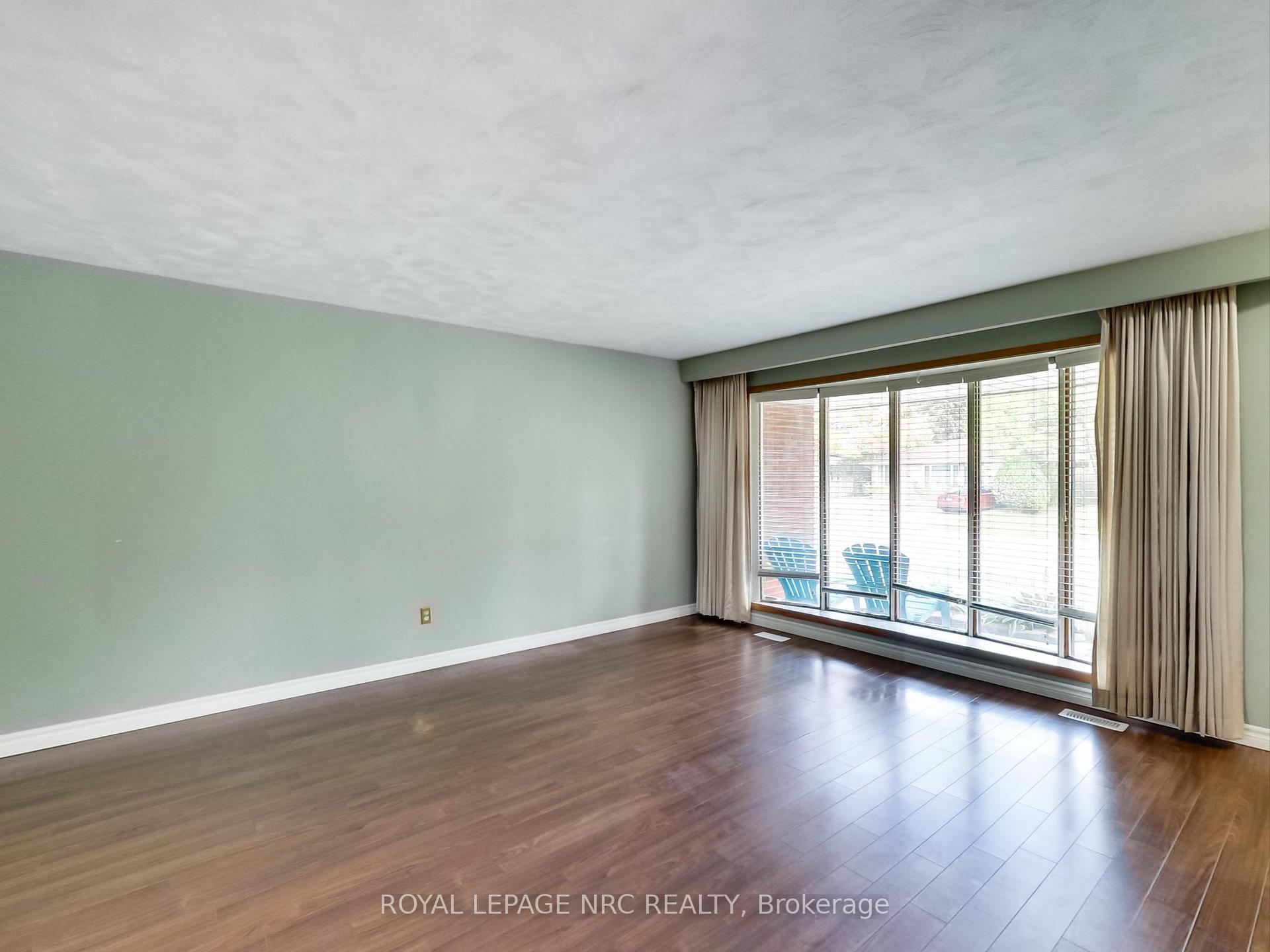 Photo 18 of 4368 Longmoor Drive, Burlington, Shoreacres — HOMEH
