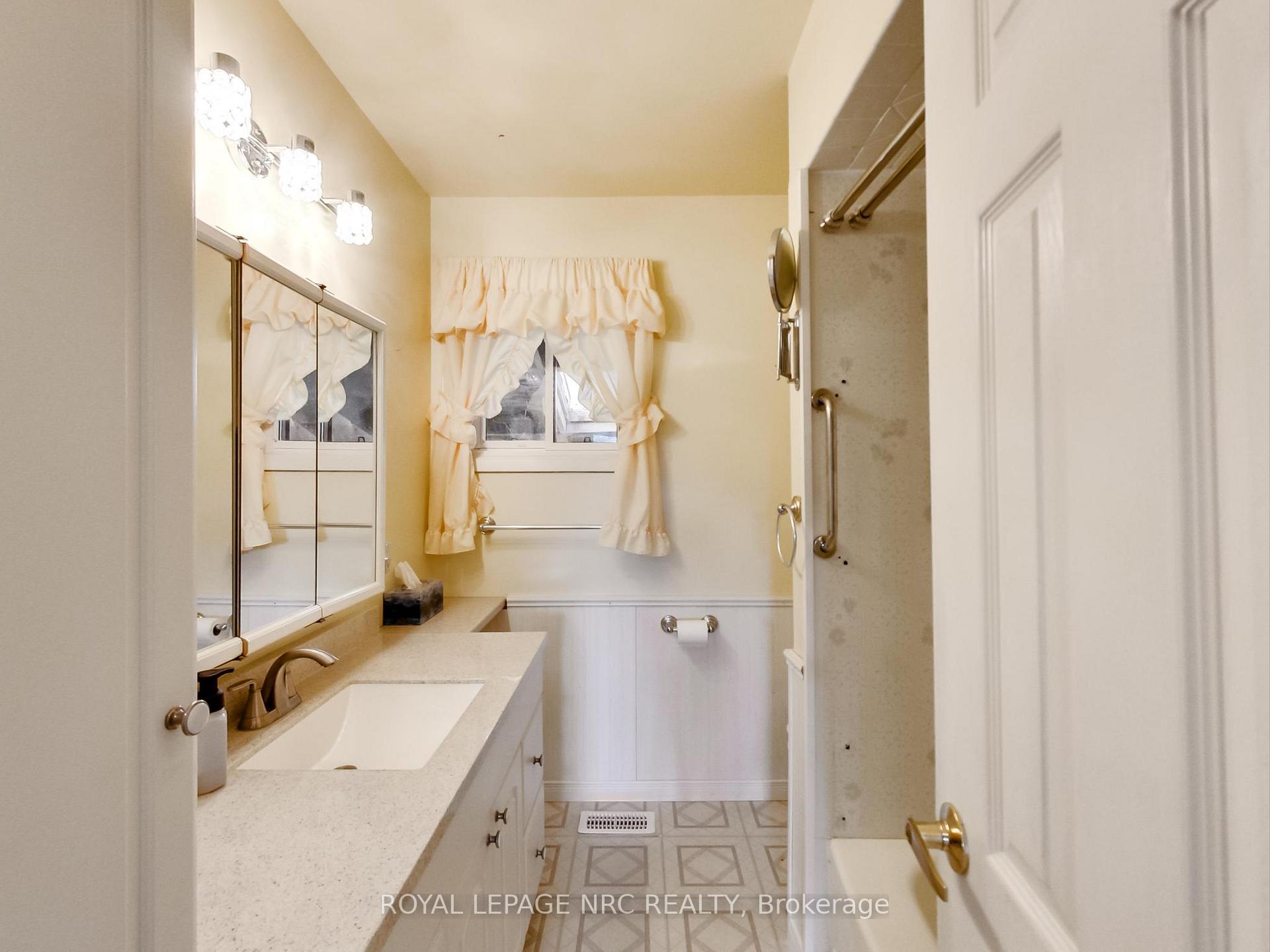 Photo 19 of 4368 Longmoor Drive, Burlington, Shoreacres — HOMEH