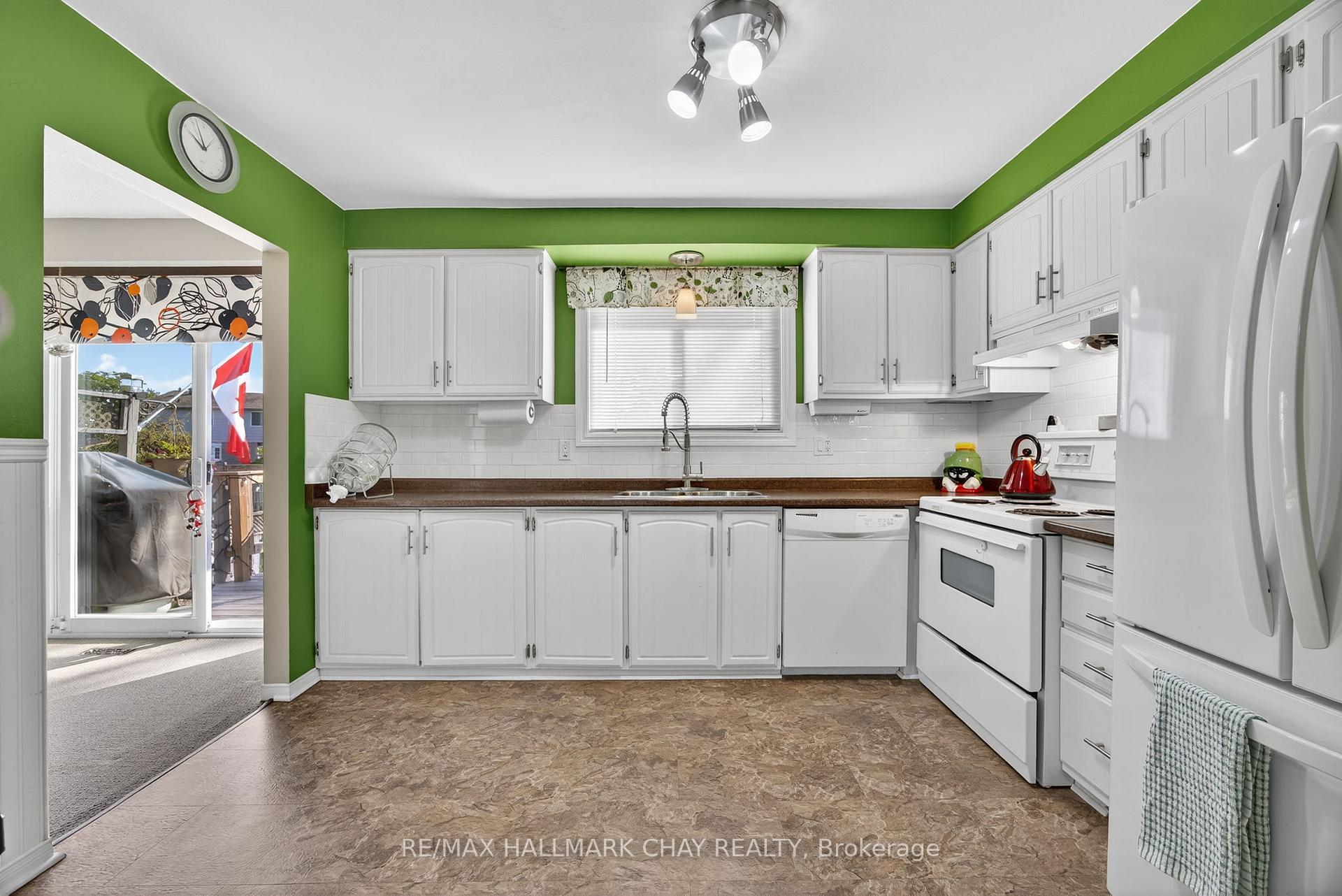 Photo 8 of 121 Marshall Street, Barrie, Allandale Heights — HOMEH