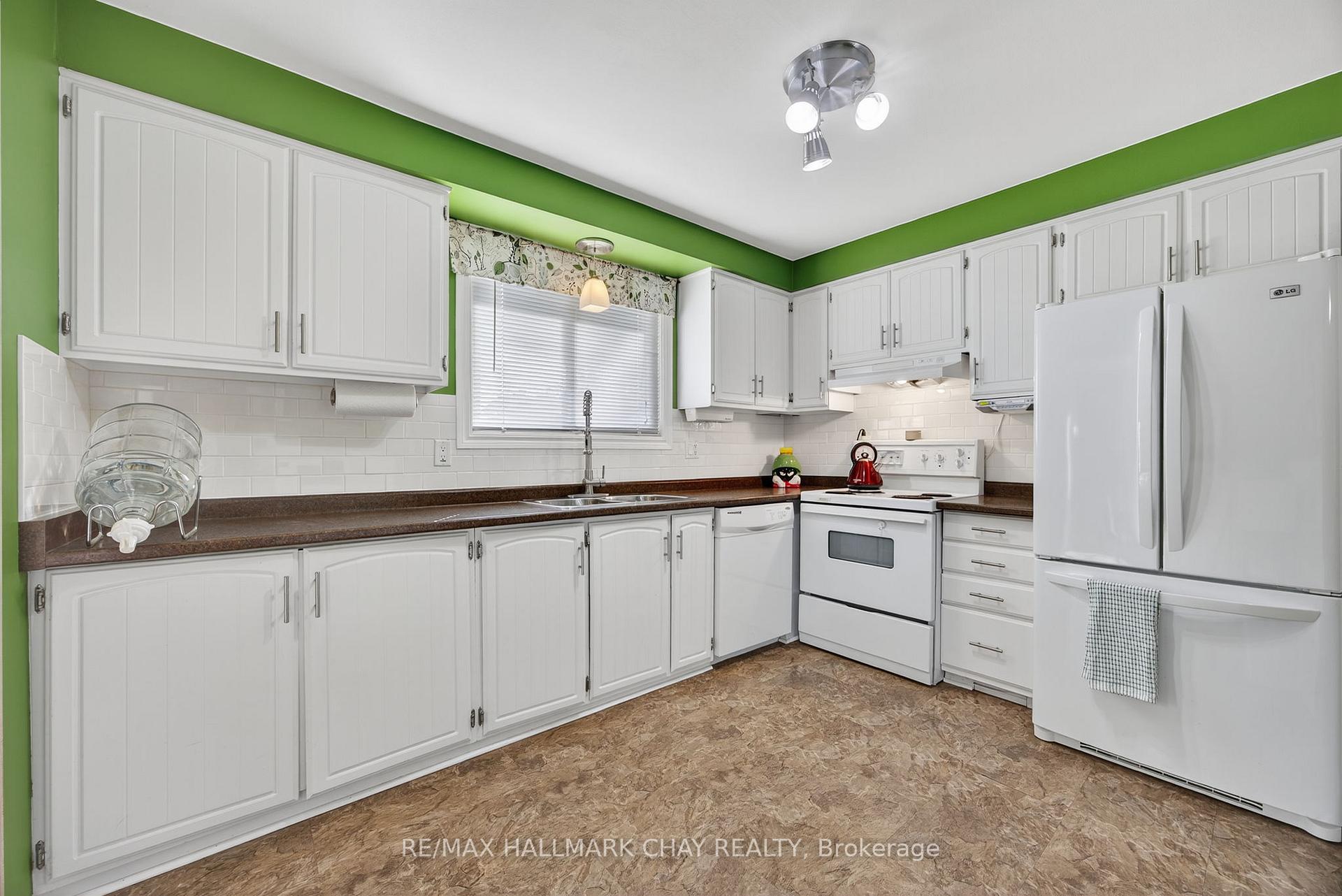 Photo 9 of 121 Marshall Street, Barrie, Allandale Heights — HOMEH
