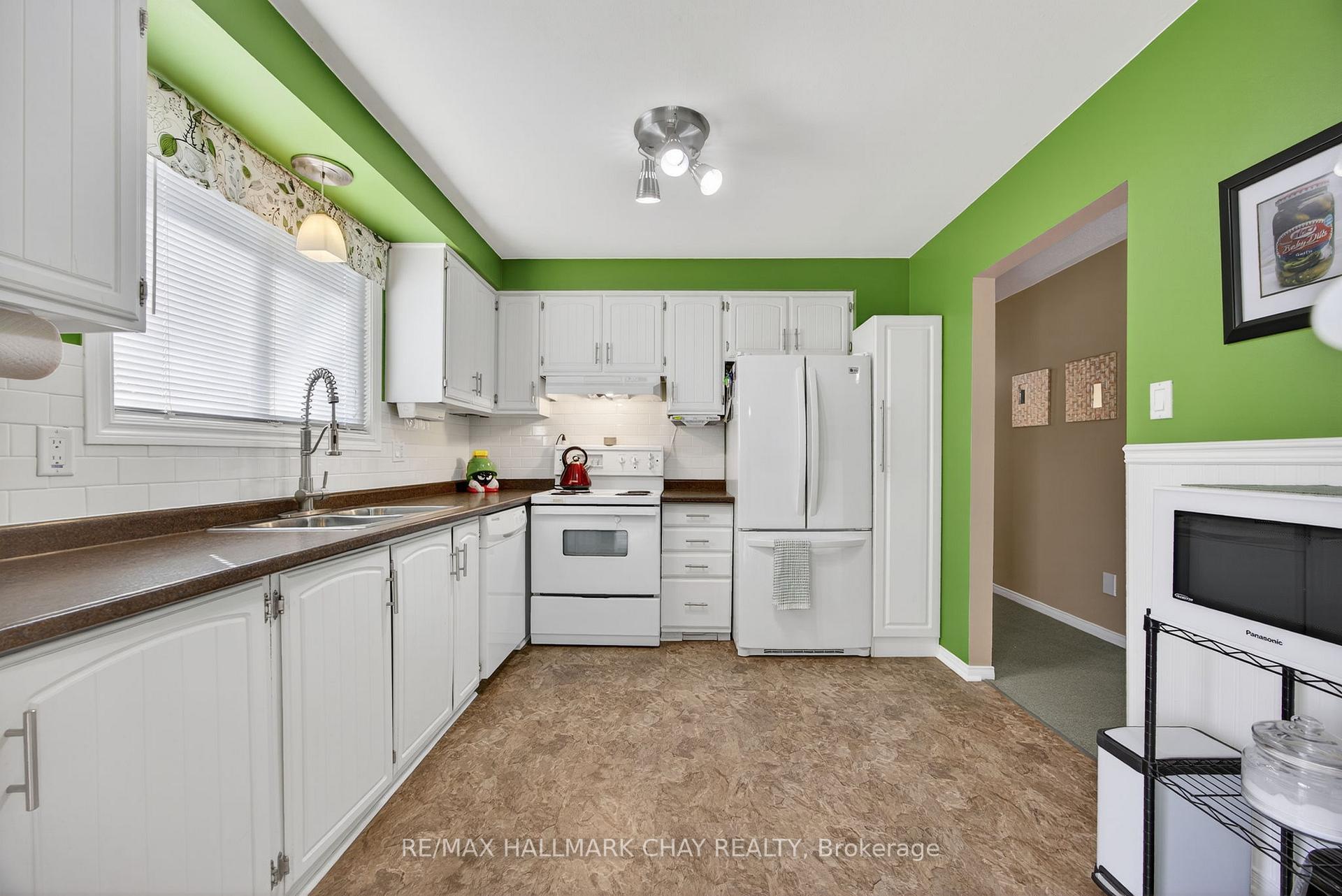 Photo 10 of 121 Marshall Street, Barrie, Allandale Heights — HOMEH