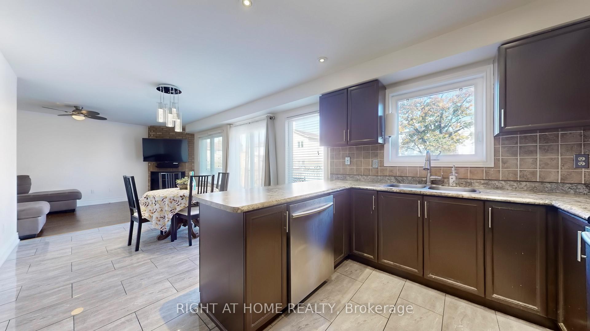 Photo 14 of 38 Redmond Drive, Ajax, Central — HOMEH