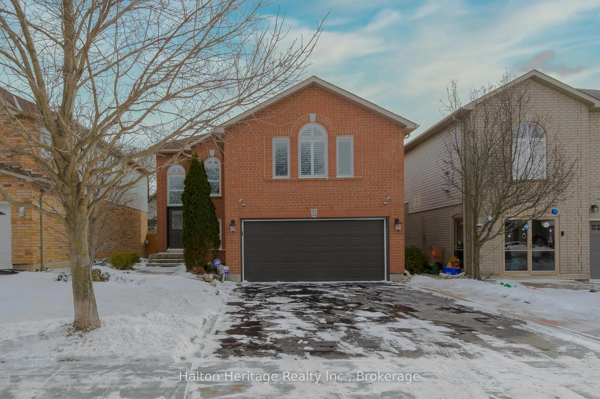 Photo 3 of 32 Waterwheel Crescent, Hamilton, Waterdown — HOMEH