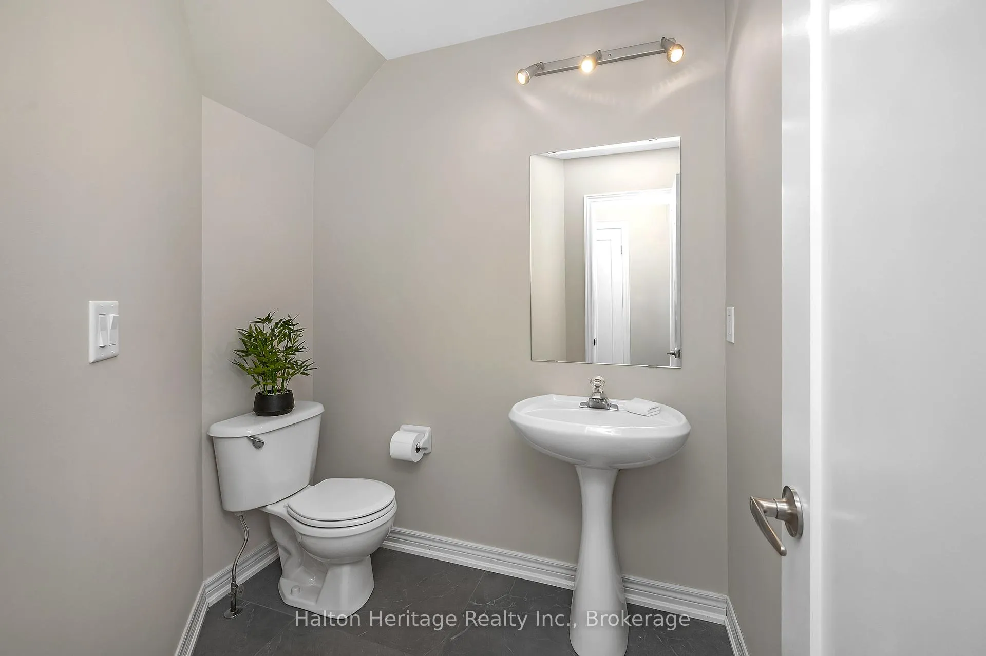Photo 11 of 32 Waterwheel Crescent, Hamilton, Waterdown — HOMEH
