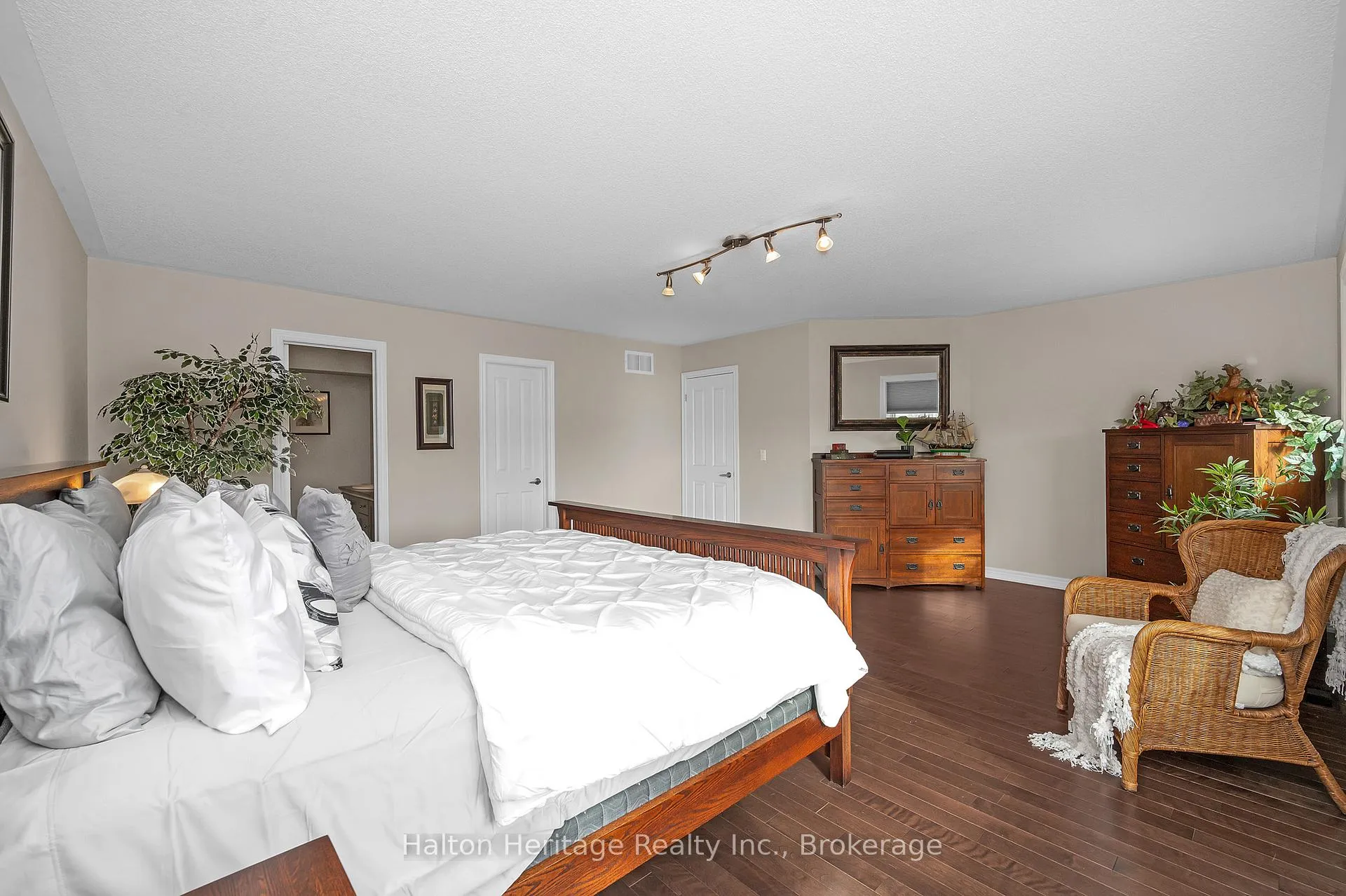 Photo 18 of 32 Waterwheel Crescent, Hamilton, Waterdown — HOMEH