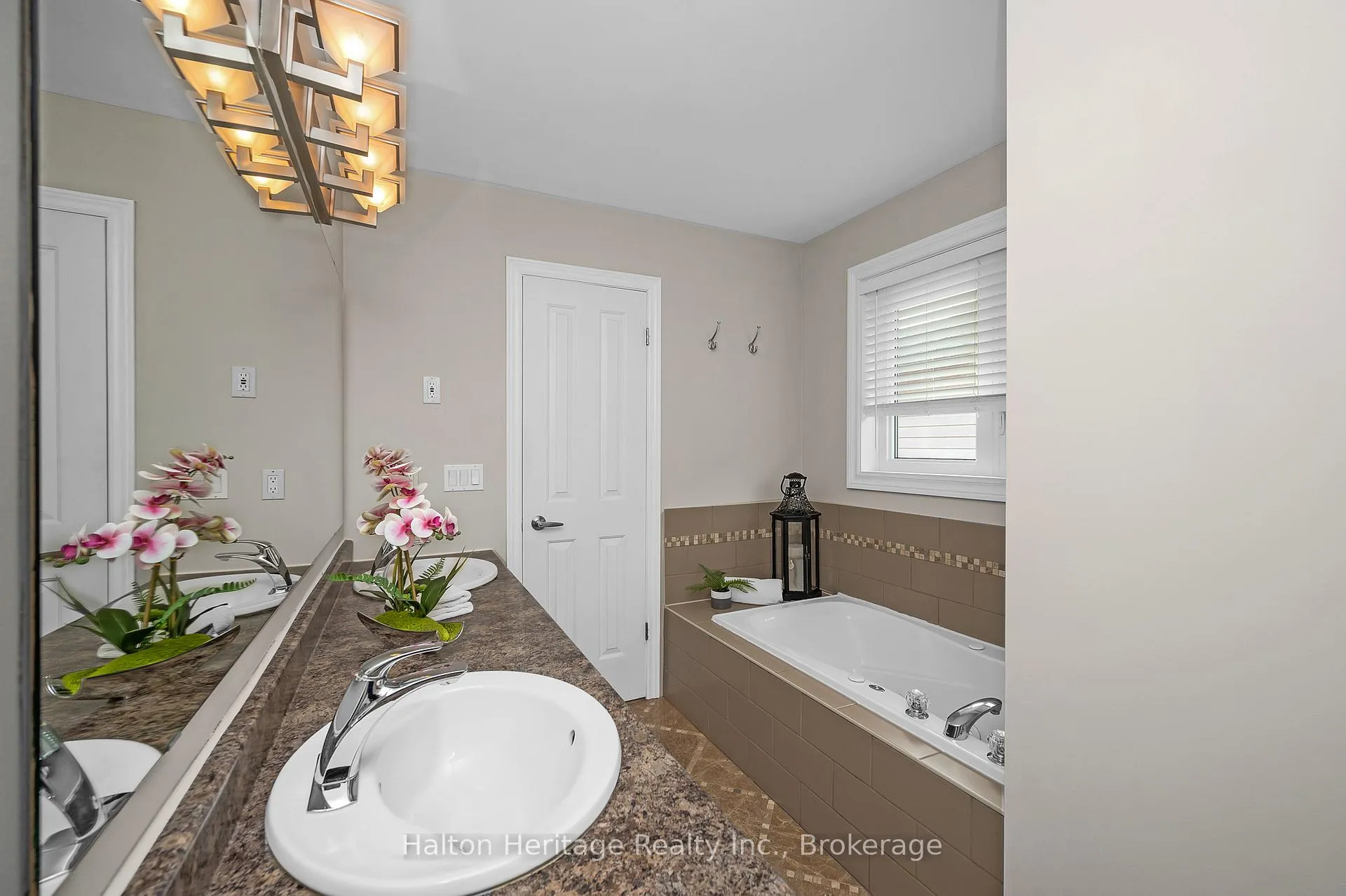 Photo 19 of 32 Waterwheel Crescent, Hamilton, Waterdown — HOMEH