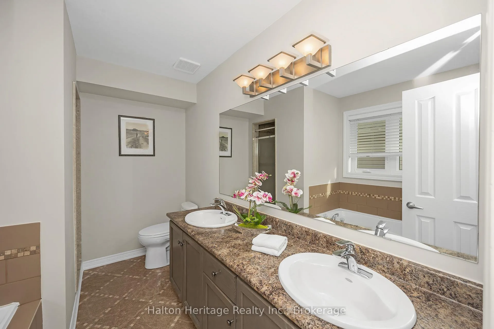 Photo 20 of 32 Waterwheel Crescent, Hamilton, Waterdown — HOMEH