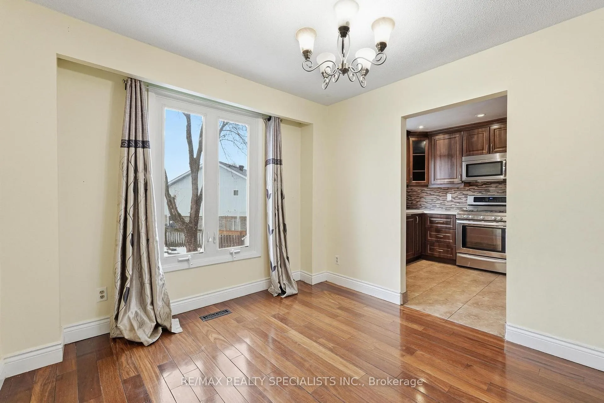 Photo 10 of 29 Fanshawe Drive, Brampton, Heart Lake West — HOMEH