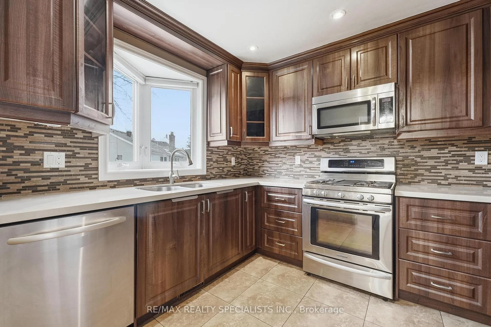 Photo 12 of 29 Fanshawe Drive, Brampton, Heart Lake West — HOMEH