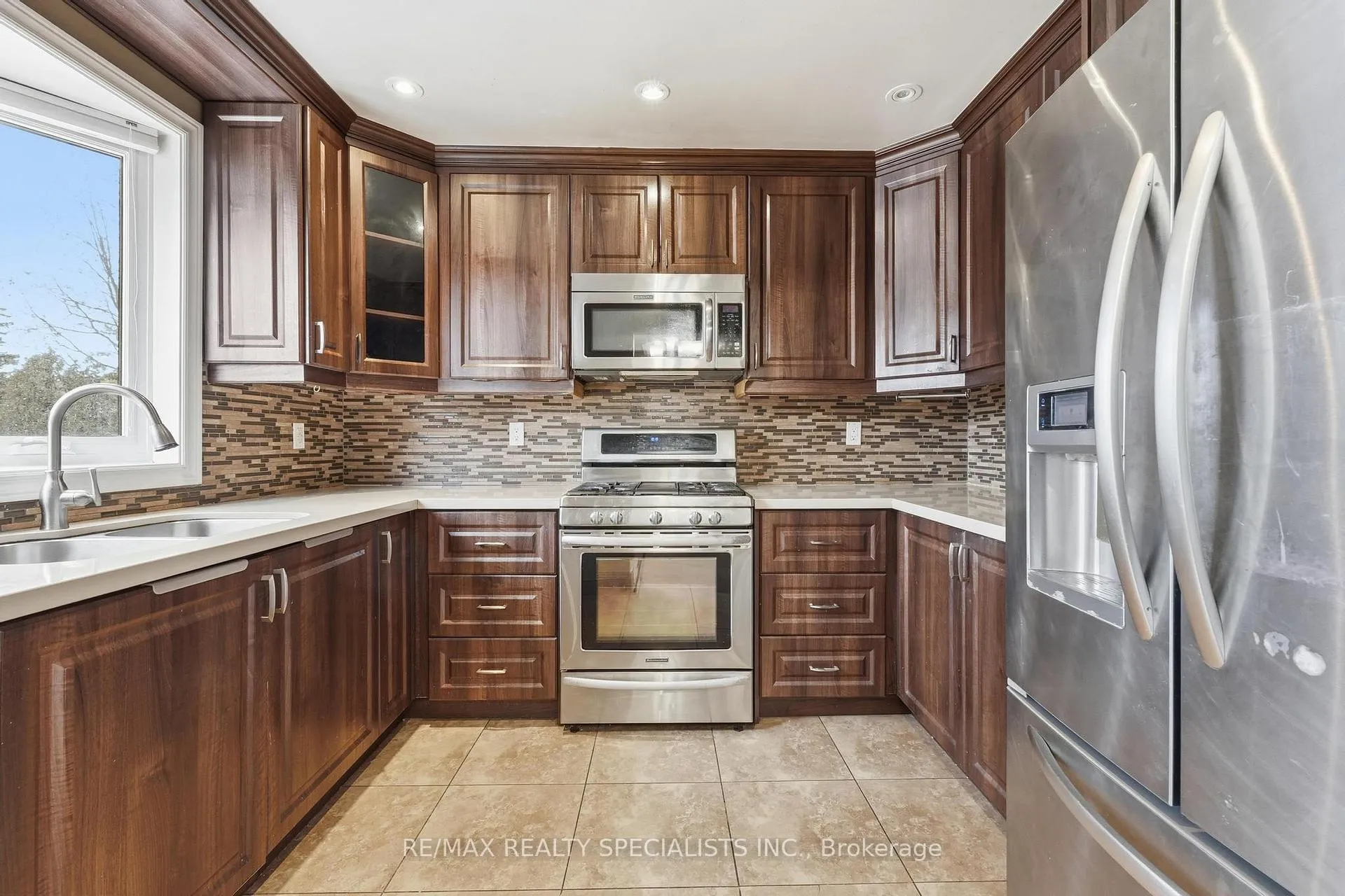 Photo 13 of 29 Fanshawe Drive, Brampton, Heart Lake West — HOMEH