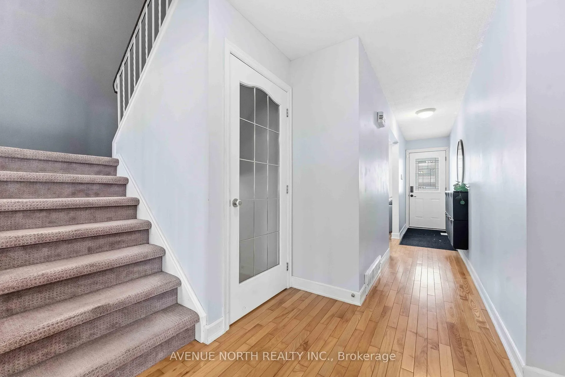 Photo 3 of 1017 Arrowhead Place, Ottawa, Convent Glen — HOMEH
