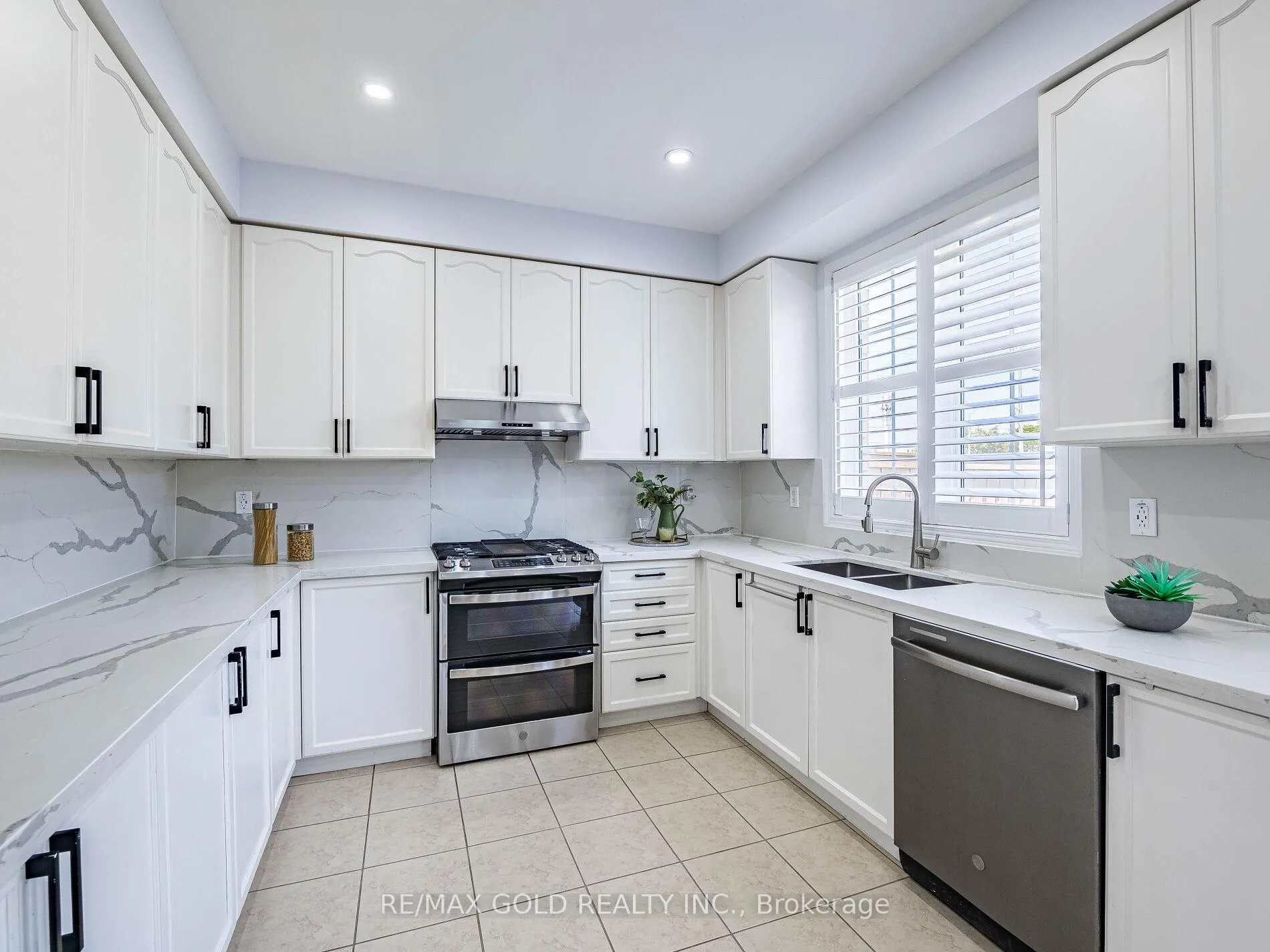 Photo 13 of 36 Treegrove Crescent, Brampton, Fletcher's Meadow — HOMEH