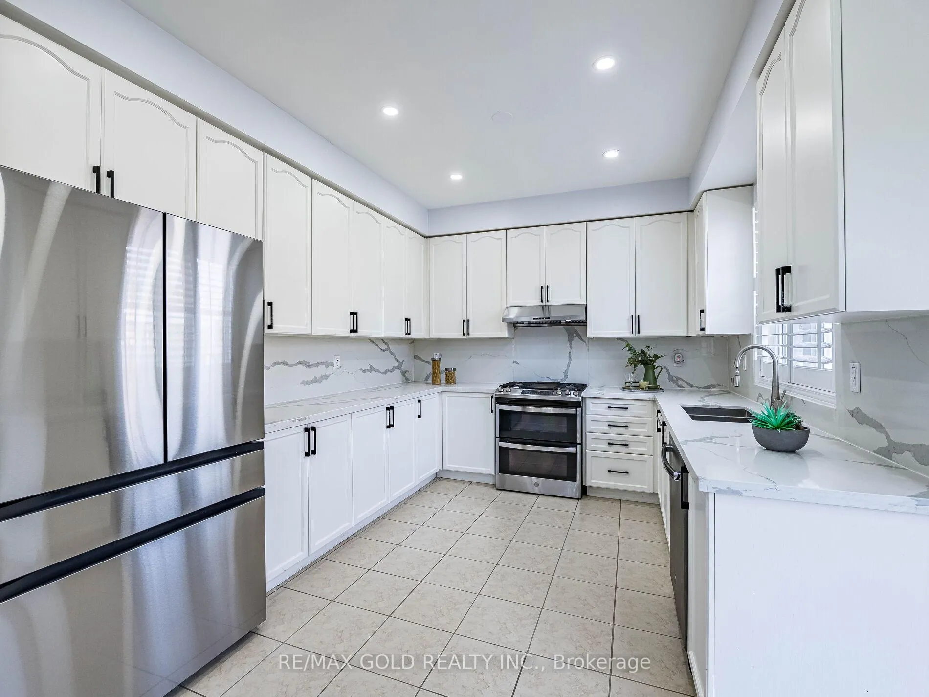Photo 14 of 36 Treegrove Crescent, Brampton, Fletcher's Meadow — HOMEH