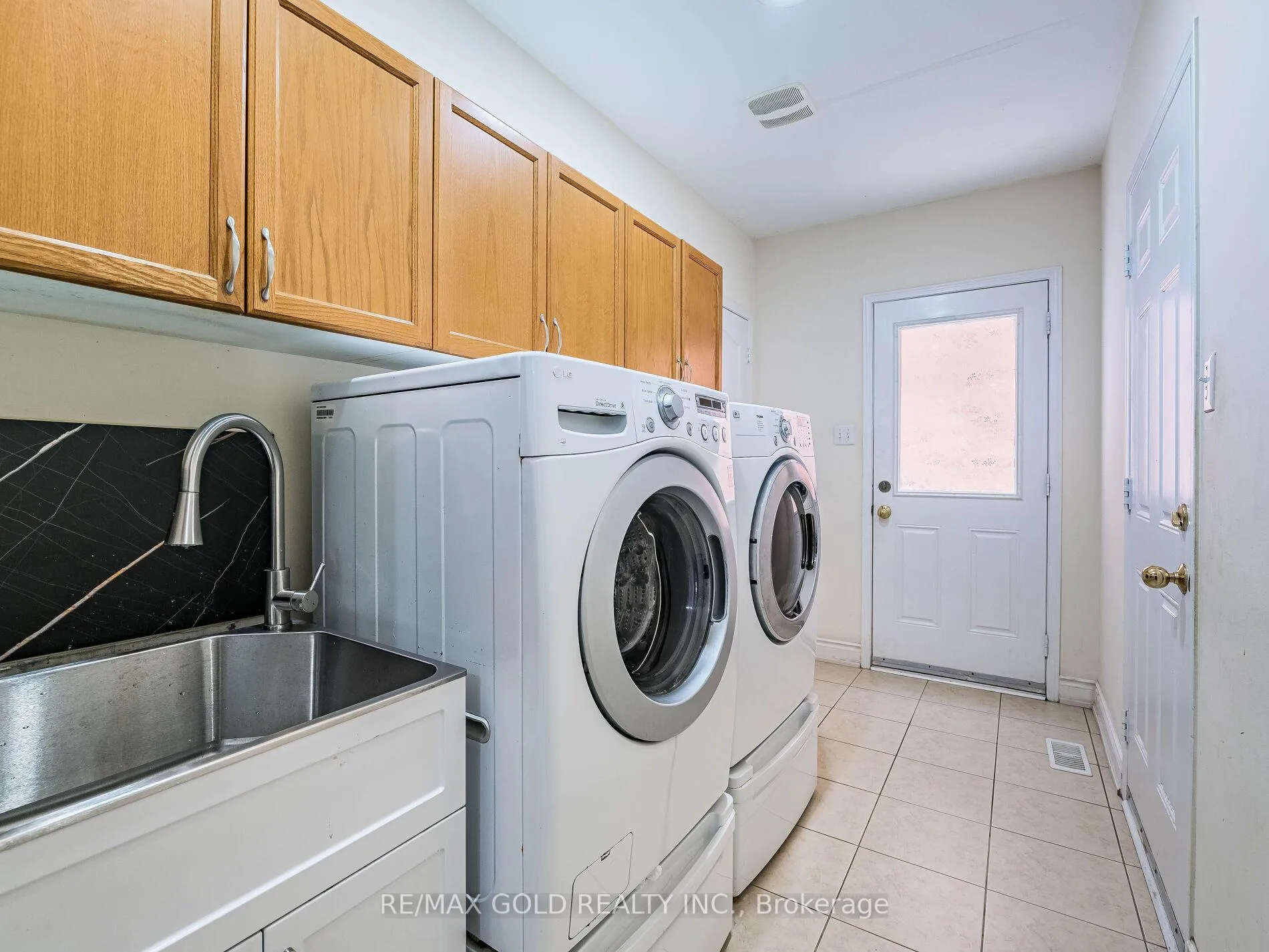 Photo 21 of 36 Treegrove Crescent, Brampton, Fletcher's Meadow — HOMEH