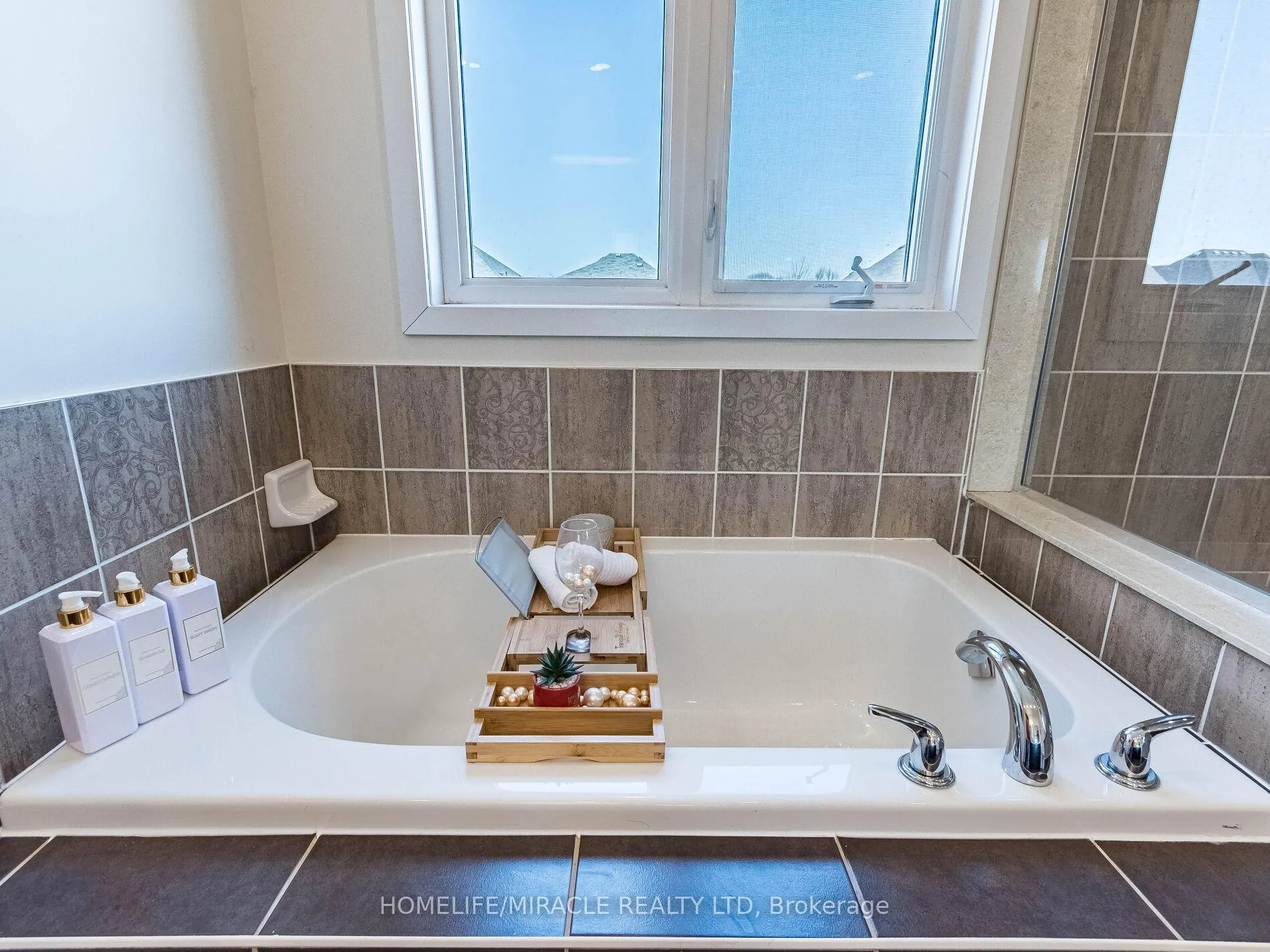 Photo 38 of 10 Buckles Court, Clarington, Newcastle — HOMEH