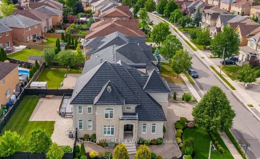 Photo 3 of 2 Belleville Drive, Brampton, Vales of Castlemore North — HOMEH