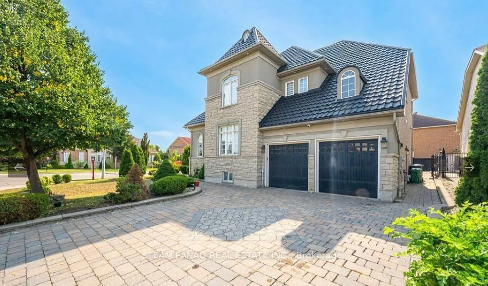 Photo 4 of 2 Belleville Drive, Brampton, Vales of Castlemore North — HOMEH