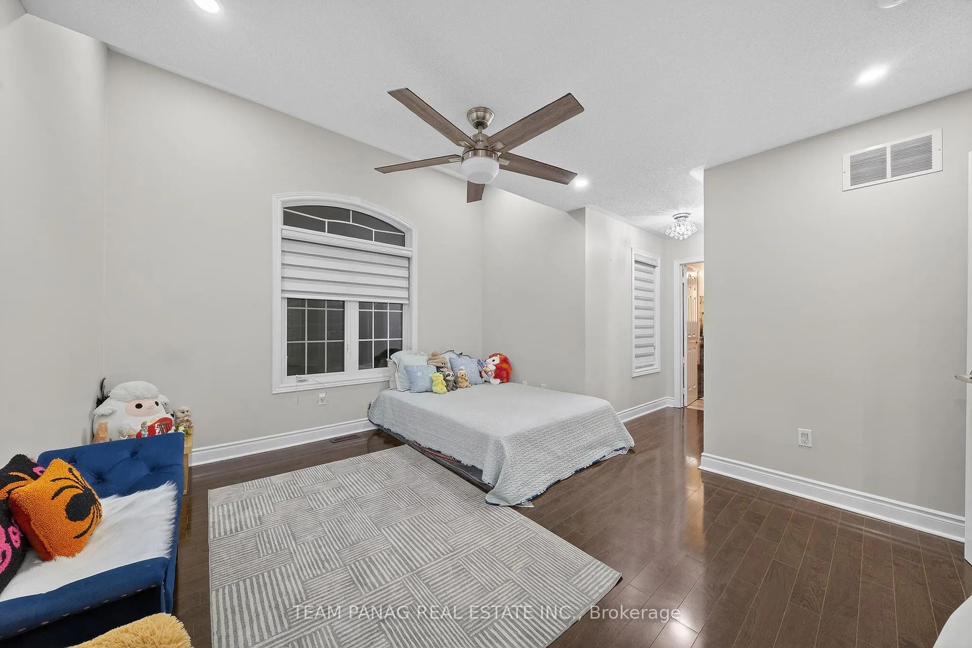 Photo 31 of 2 Belleville Drive, Brampton, Vales of Castlemore North — HOMEH