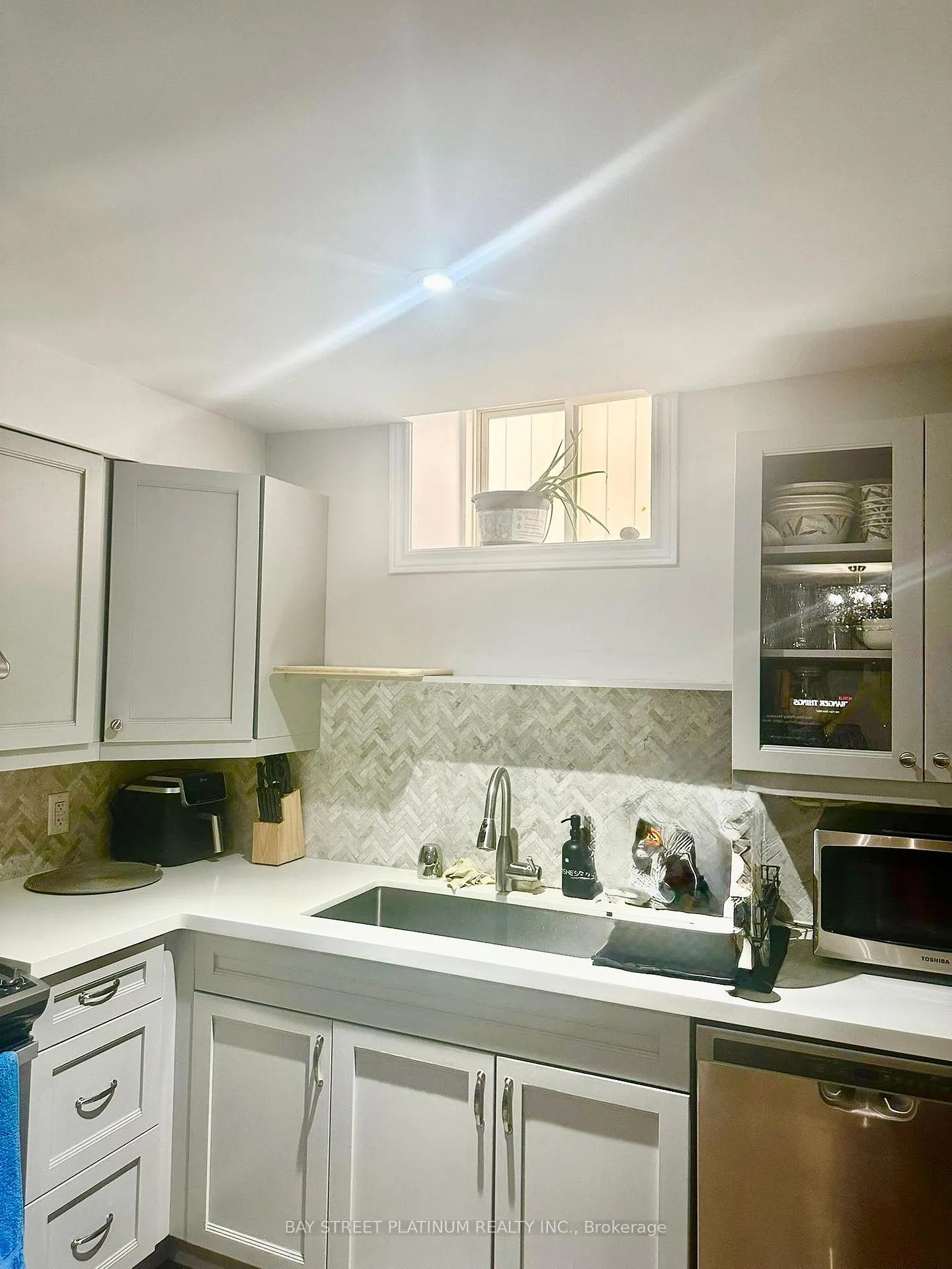 Photo 5 of 34 Royal West Drive, Brampton, Credit Valley — HOMEH