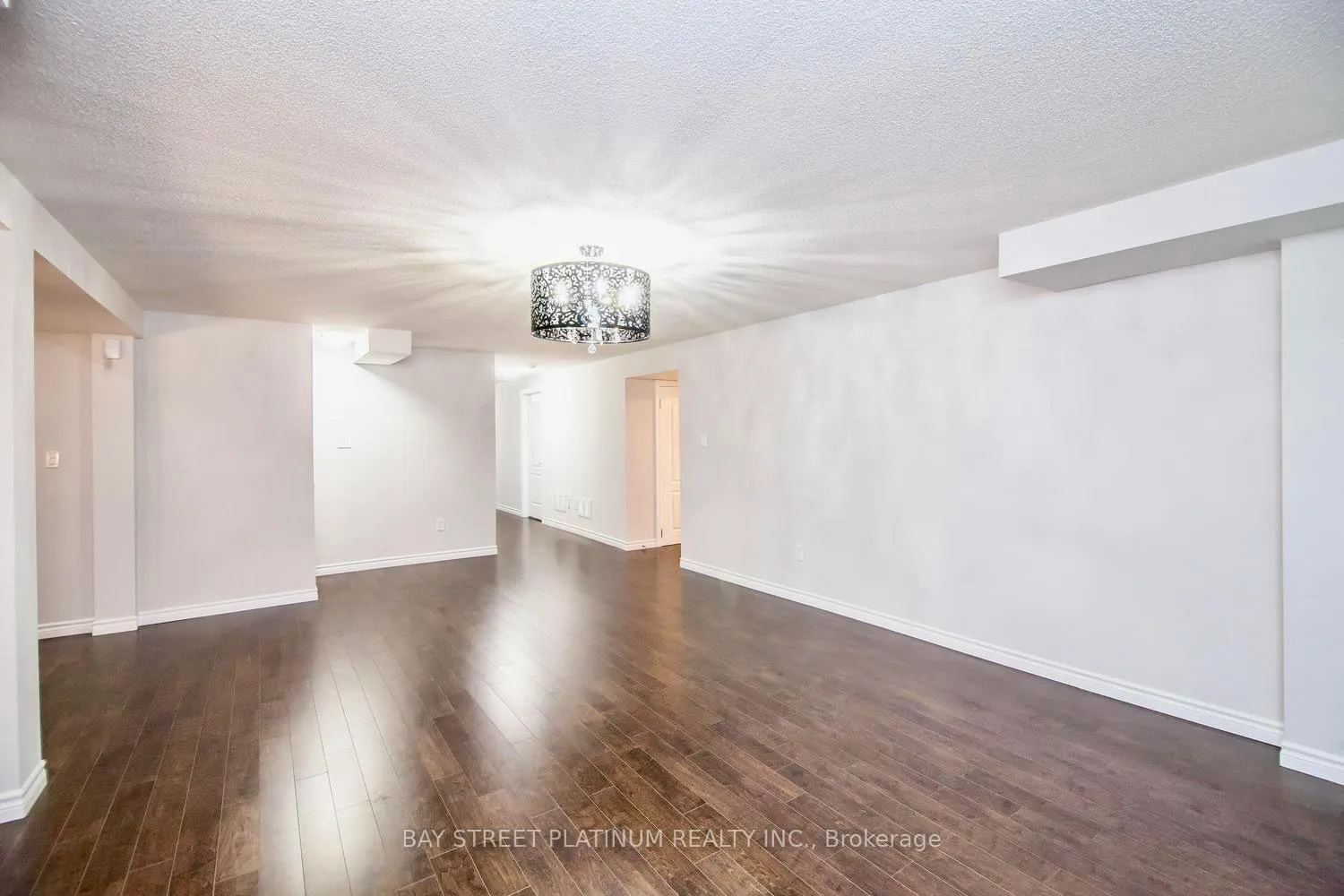 Photo 9 of 34 Royal West Drive, Brampton, Credit Valley — HOMEH