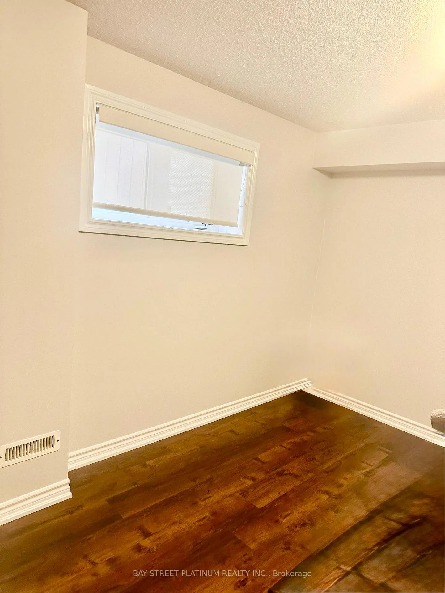 Photo 12 of 34 Royal West Drive, Brampton, Credit Valley — HOMEH