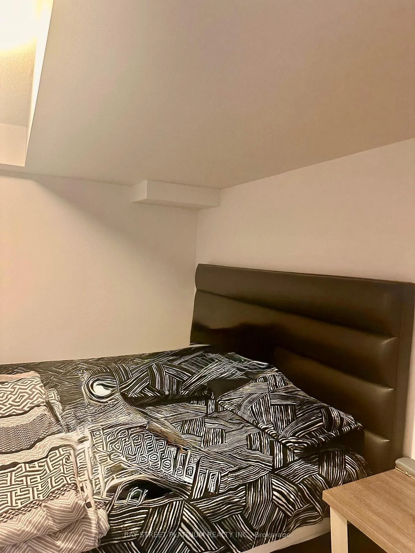 Photo 13 of 34 Royal West Drive, Brampton, Credit Valley — HOMEH