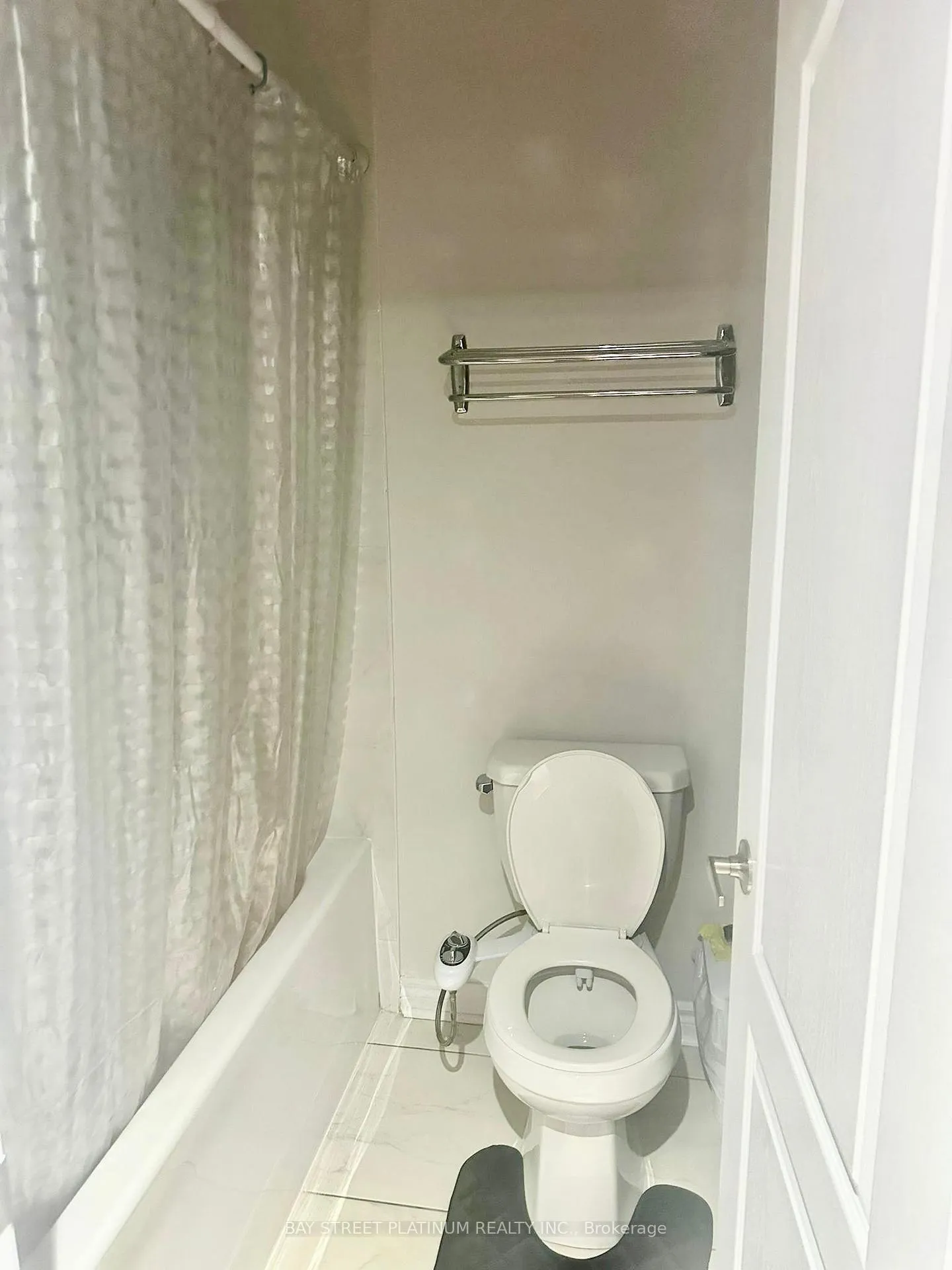 Photo 15 of 34 Royal West Drive, Brampton, Credit Valley — HOMEH
