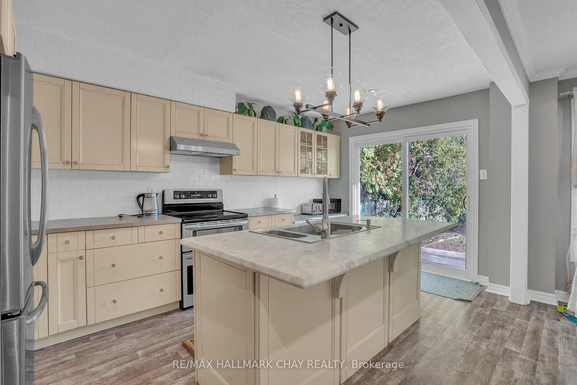 Photo 2 of 30 Rosenfeld Drive, Barrie, Grove East — HOMEH