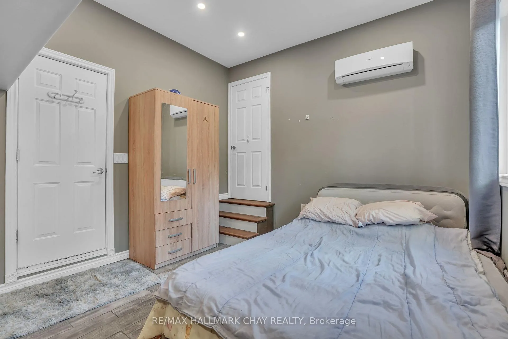 Photo 4 of 30 Rosenfeld Drive, Barrie, Grove East — HOMEH