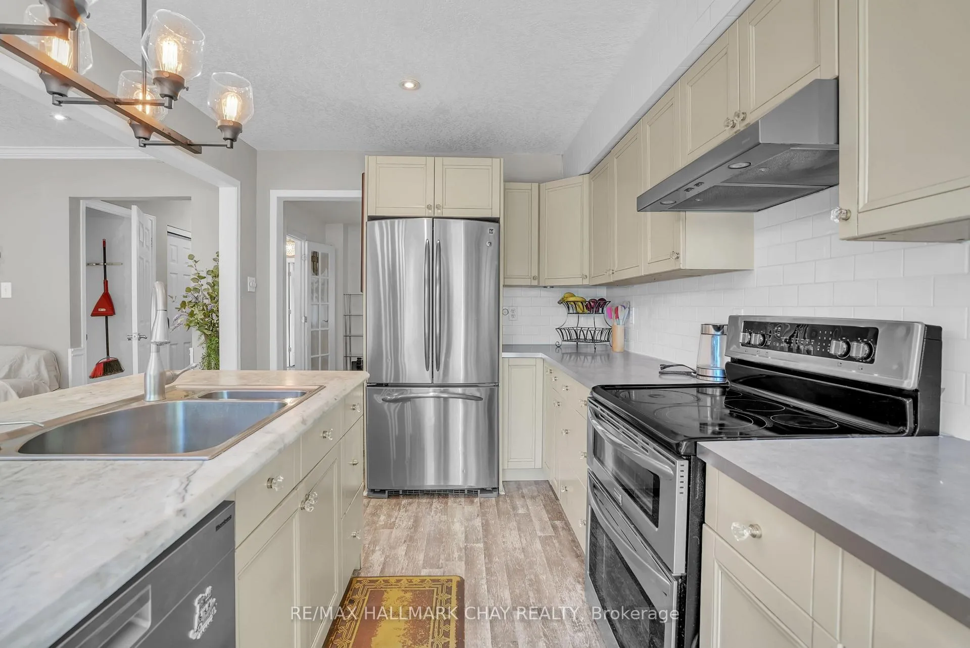 Photo 10 of 30 Rosenfeld Drive, Barrie, Grove East — HOMEH