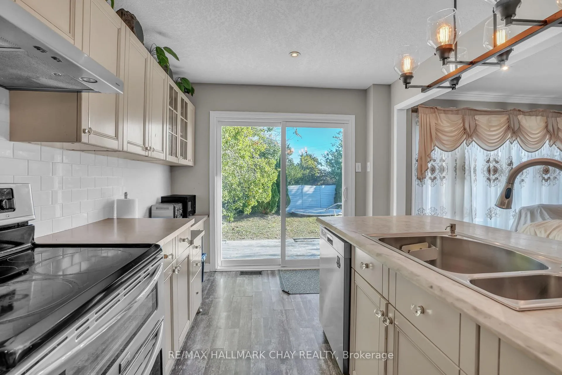 Photo 11 of 30 Rosenfeld Drive, Barrie, Grove East — HOMEH