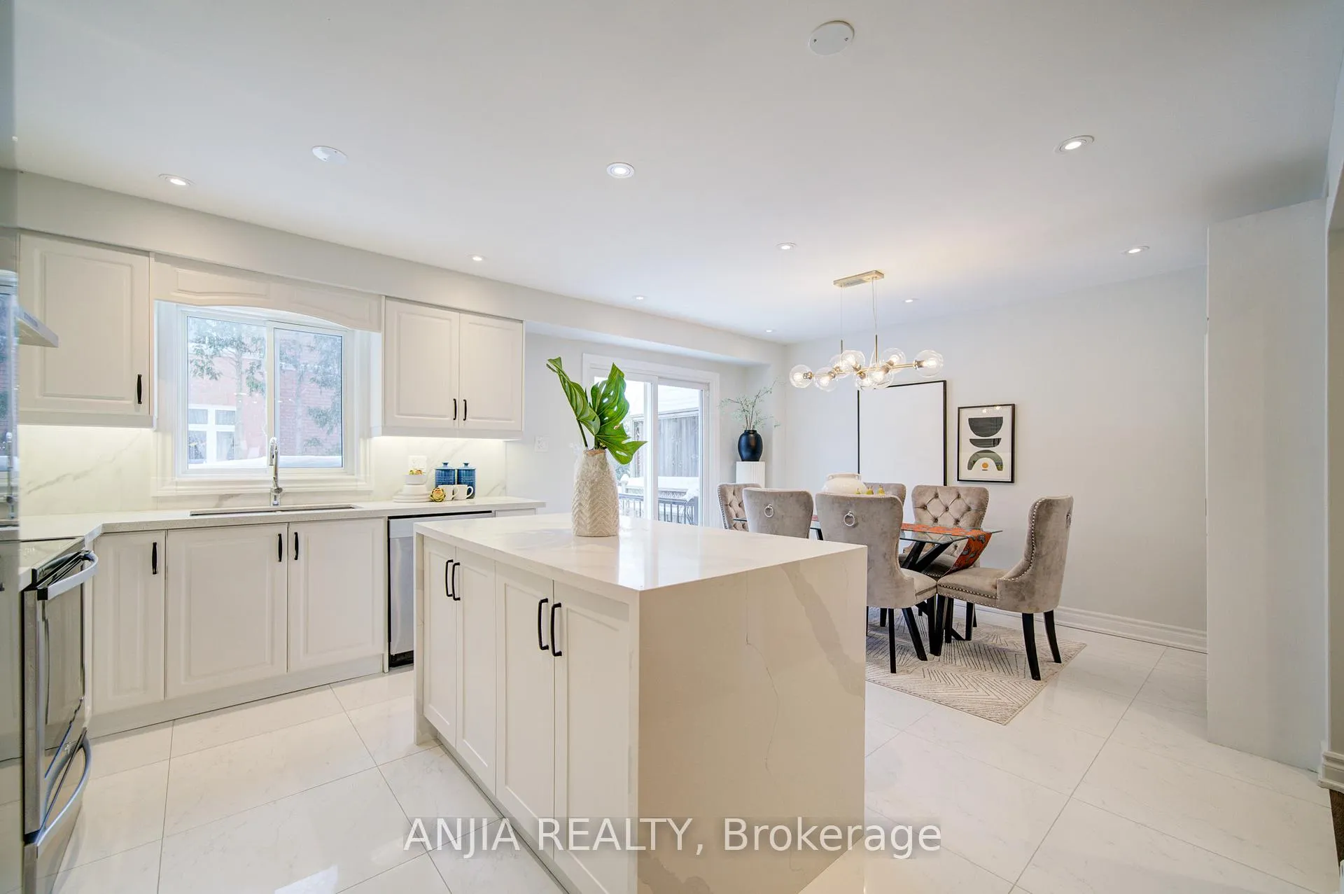 Photo 10 of 161 Trail Ridge Lane, Markham, Berczy — HOMEH