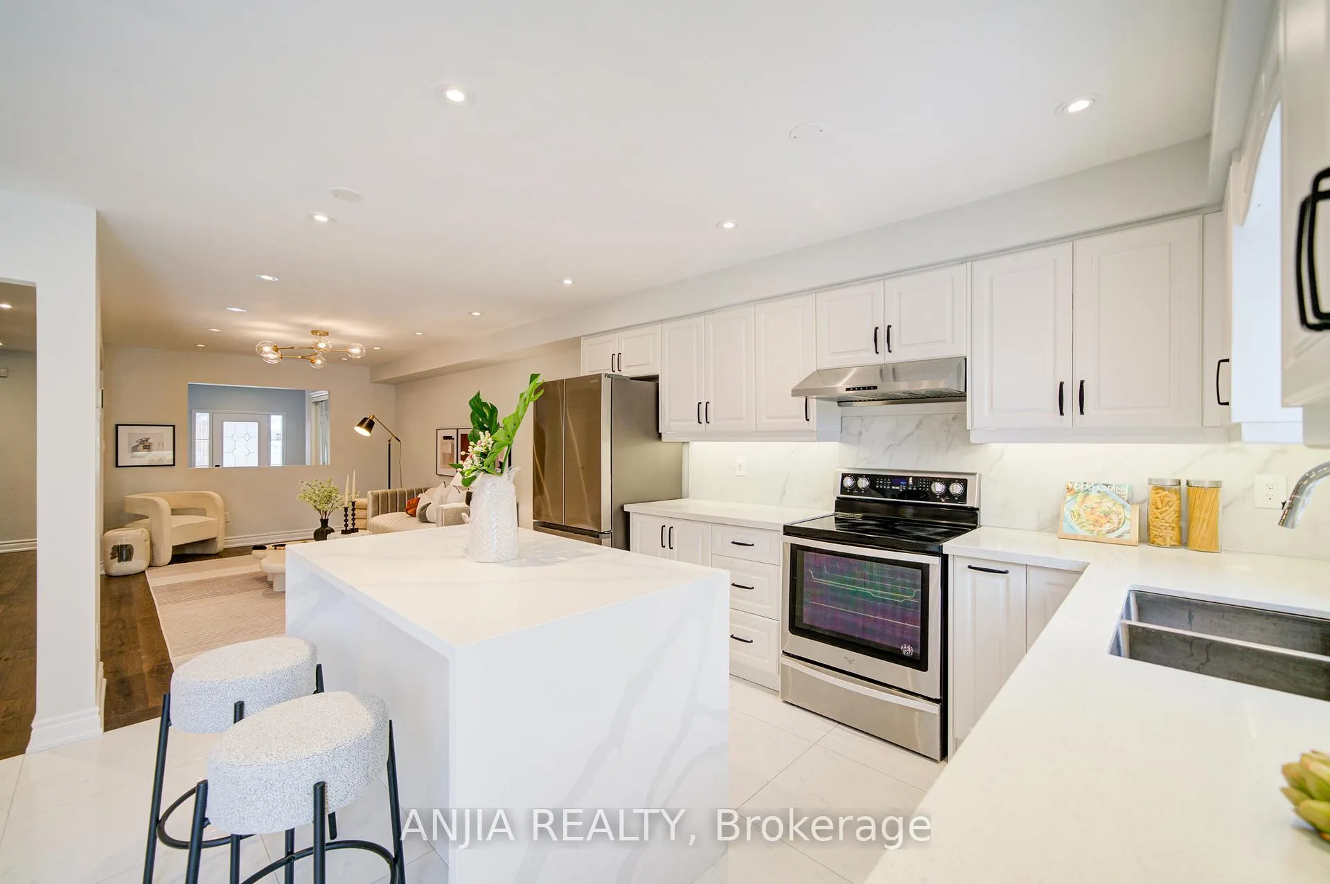 Photo 11 of 161 Trail Ridge Lane, Markham, Berczy — HOMEH