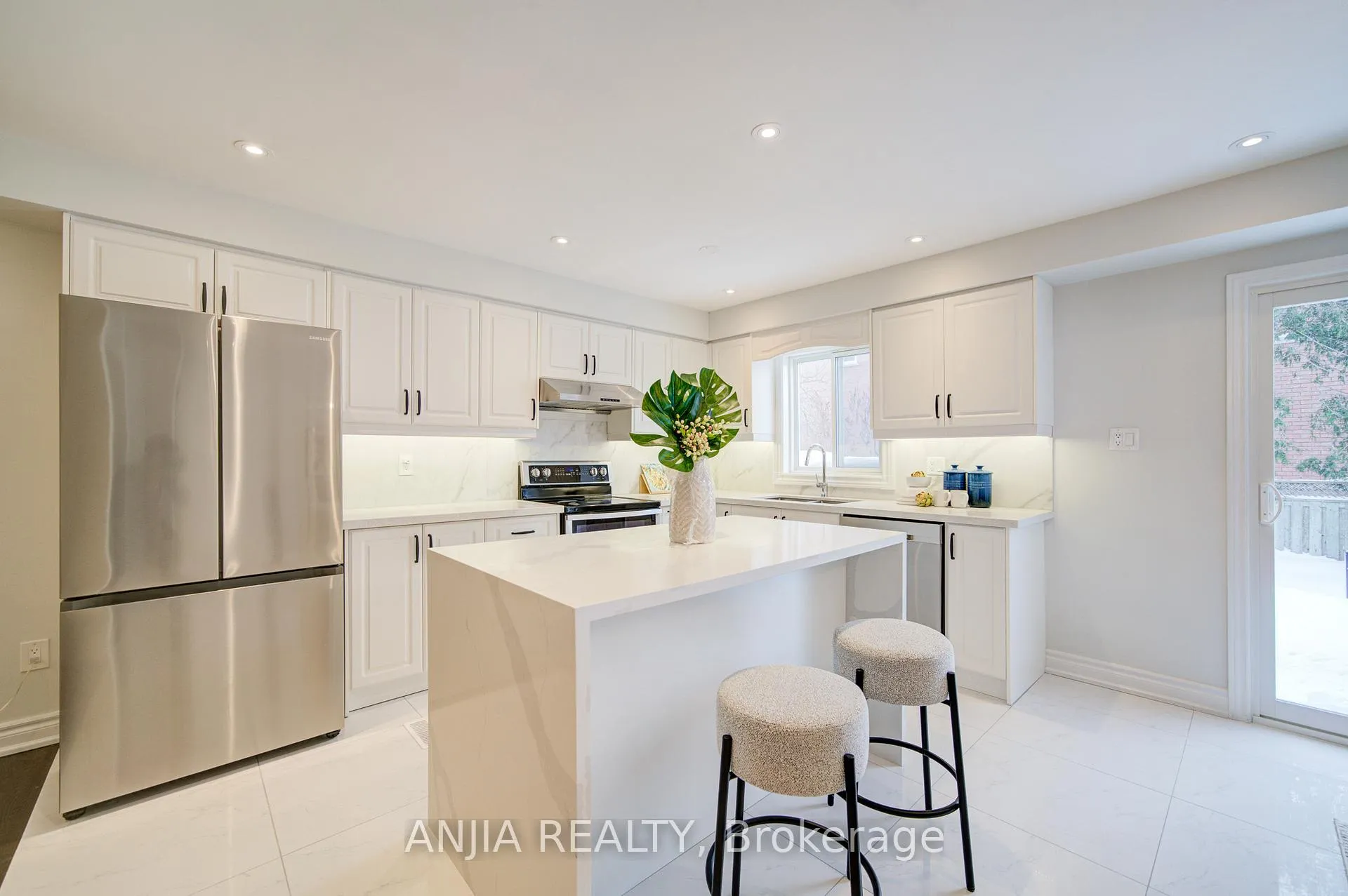 Photo 12 of 161 Trail Ridge Lane, Markham, Berczy — HOMEH