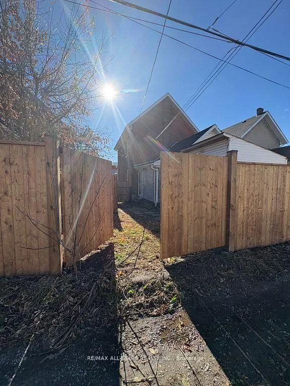 Photo 37 of 280 Lansdowne Street W, Peterborough, Ashburnham Ward 4 — HOMEH