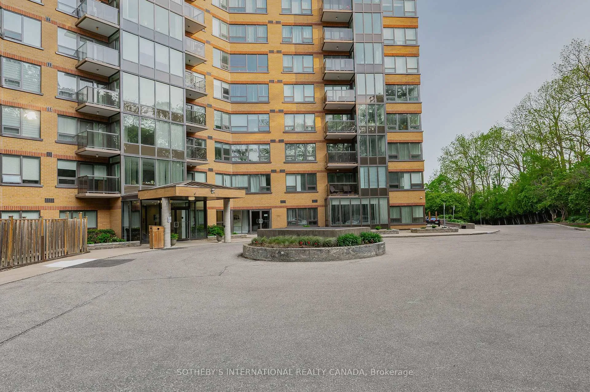 Photo 5 of Unit 1003, 237 King Street W, Cambridge — HOMEH