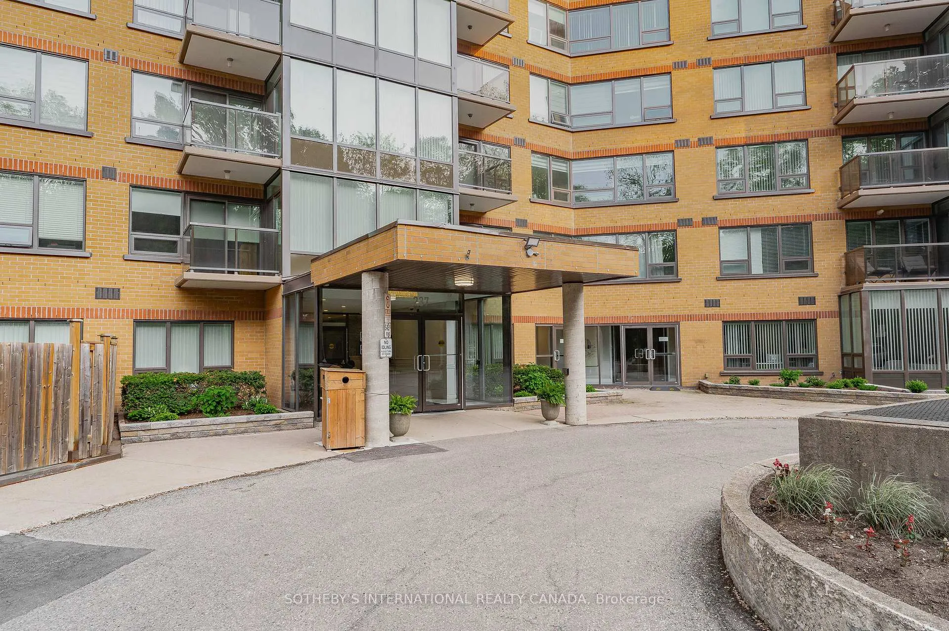 Photo 6 of Unit 1003, 237 King Street W, Cambridge — HOMEH