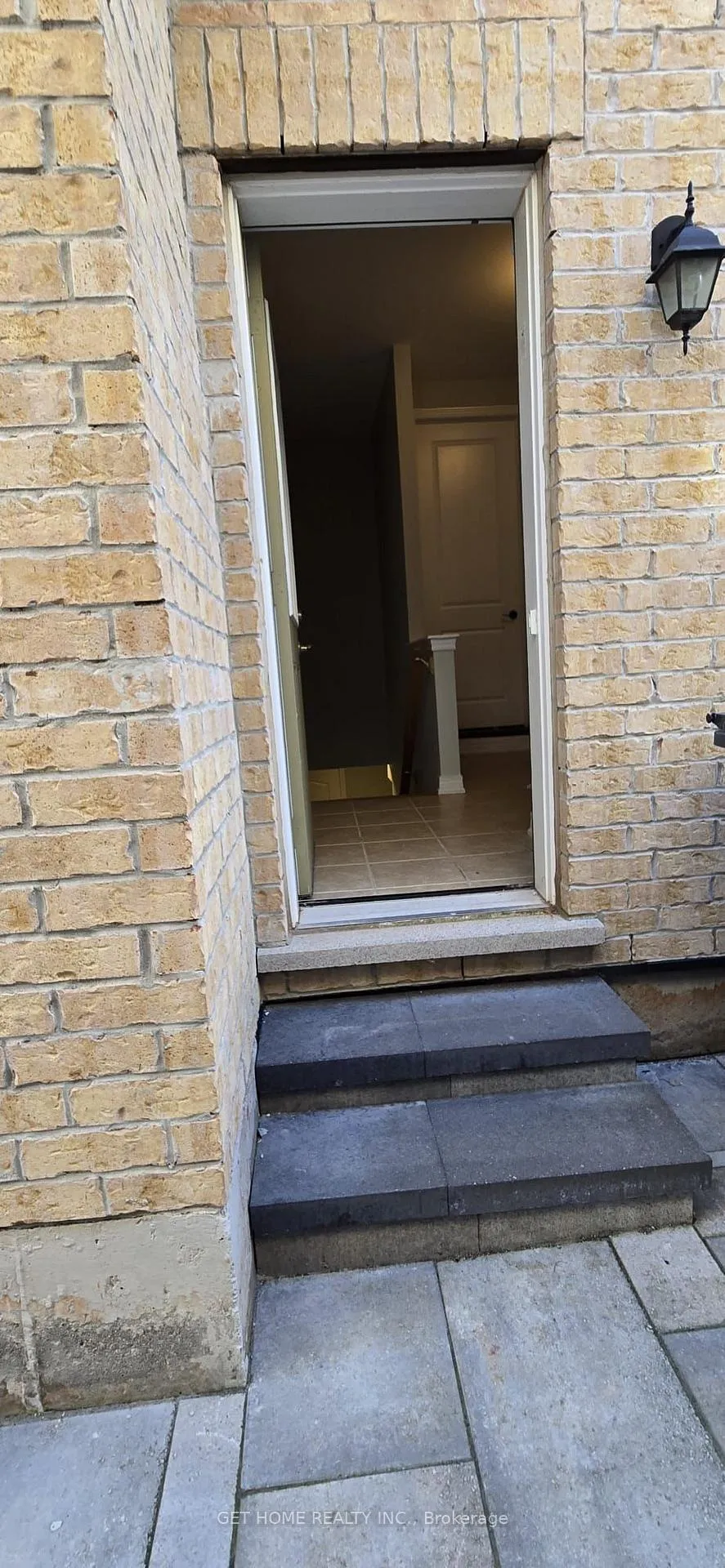Photo 3 of Unit #BSMT, 17 Mistyglen Crescent, Brampton, Credit Valley — HOMEH