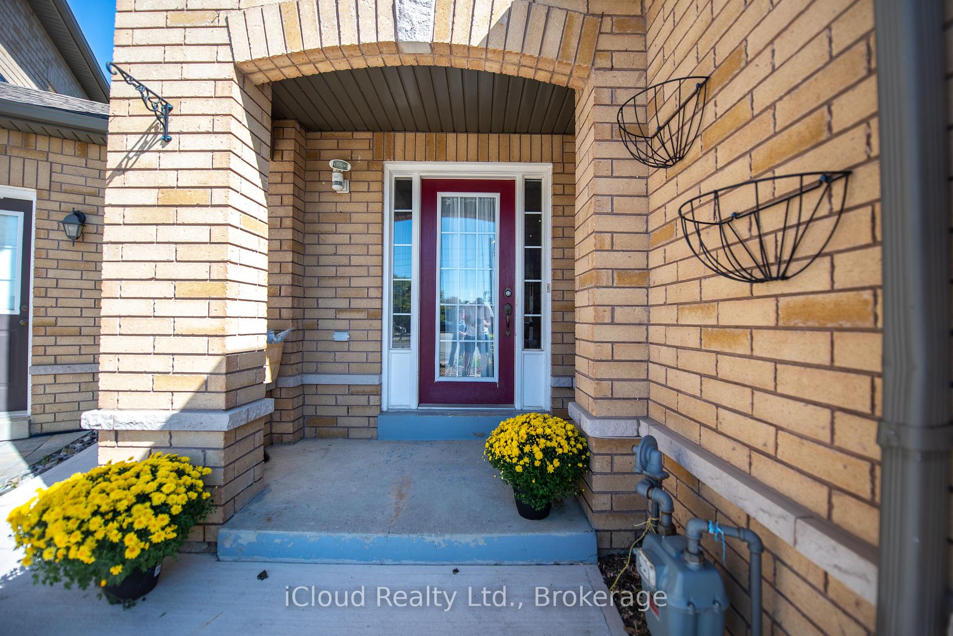 Photo 2 of 24 Aida Court, Caledon, Bolton West — HOMEH