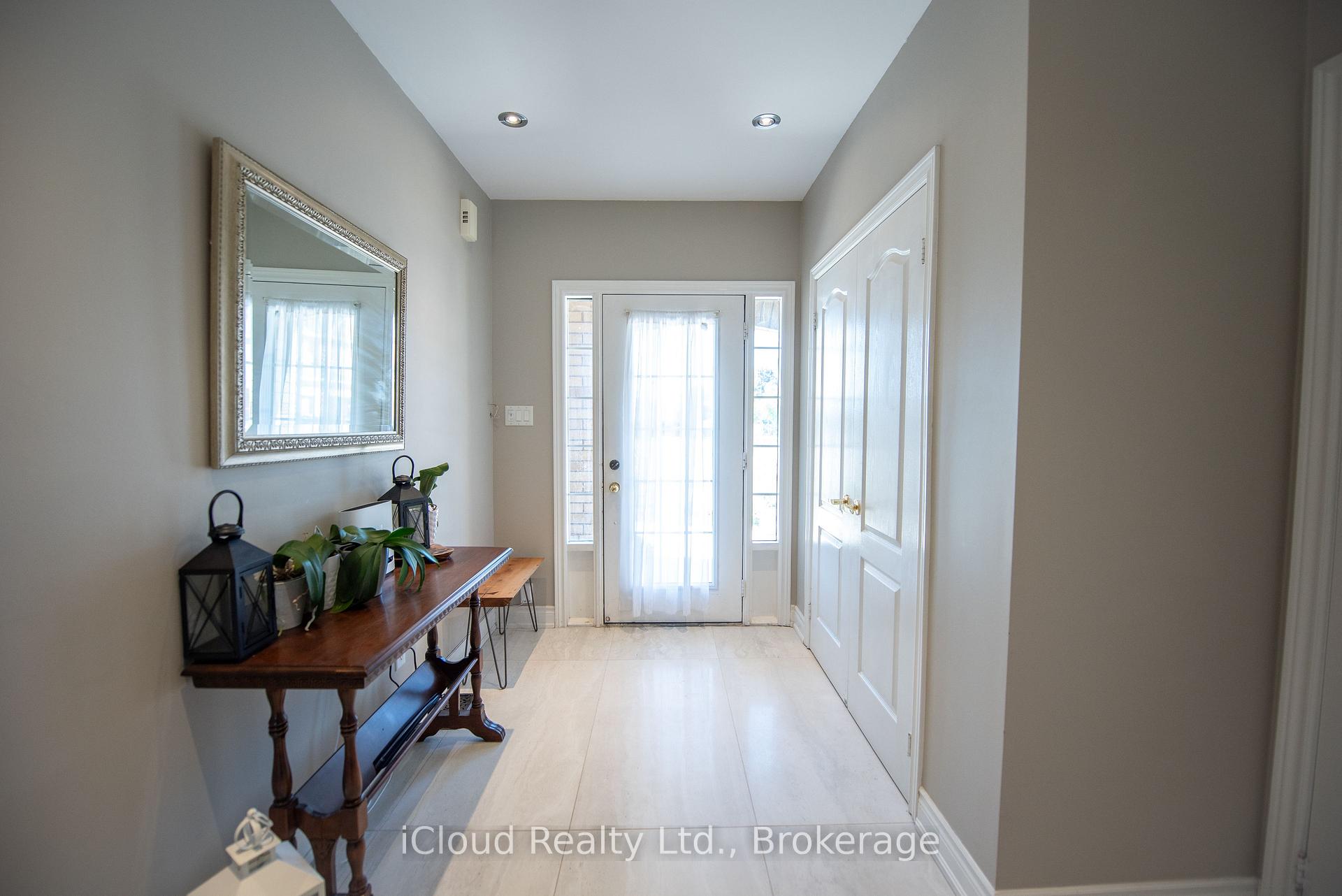 Photo 3 of 24 Aida Court, Caledon, Bolton West — HOMEH