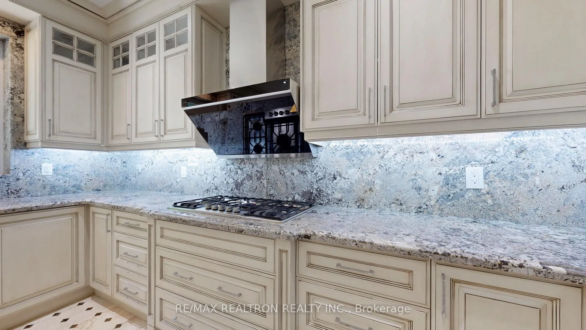 Photo 9 of 58 Highland Park Boulevard, Markham, Grandview — HOMEH