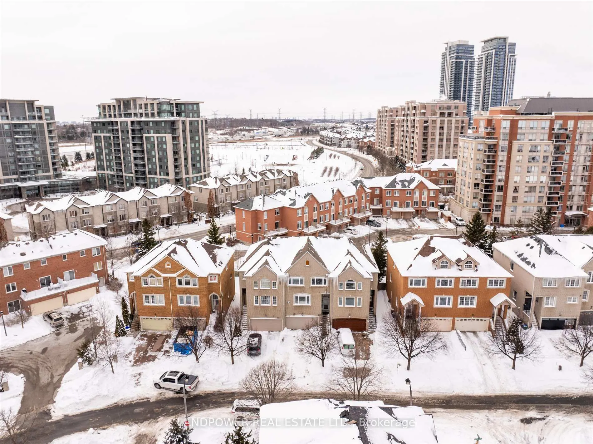Photo 4 of 102 Leitchcroft Crescent, Markham, Commerce Valley — HOMEH