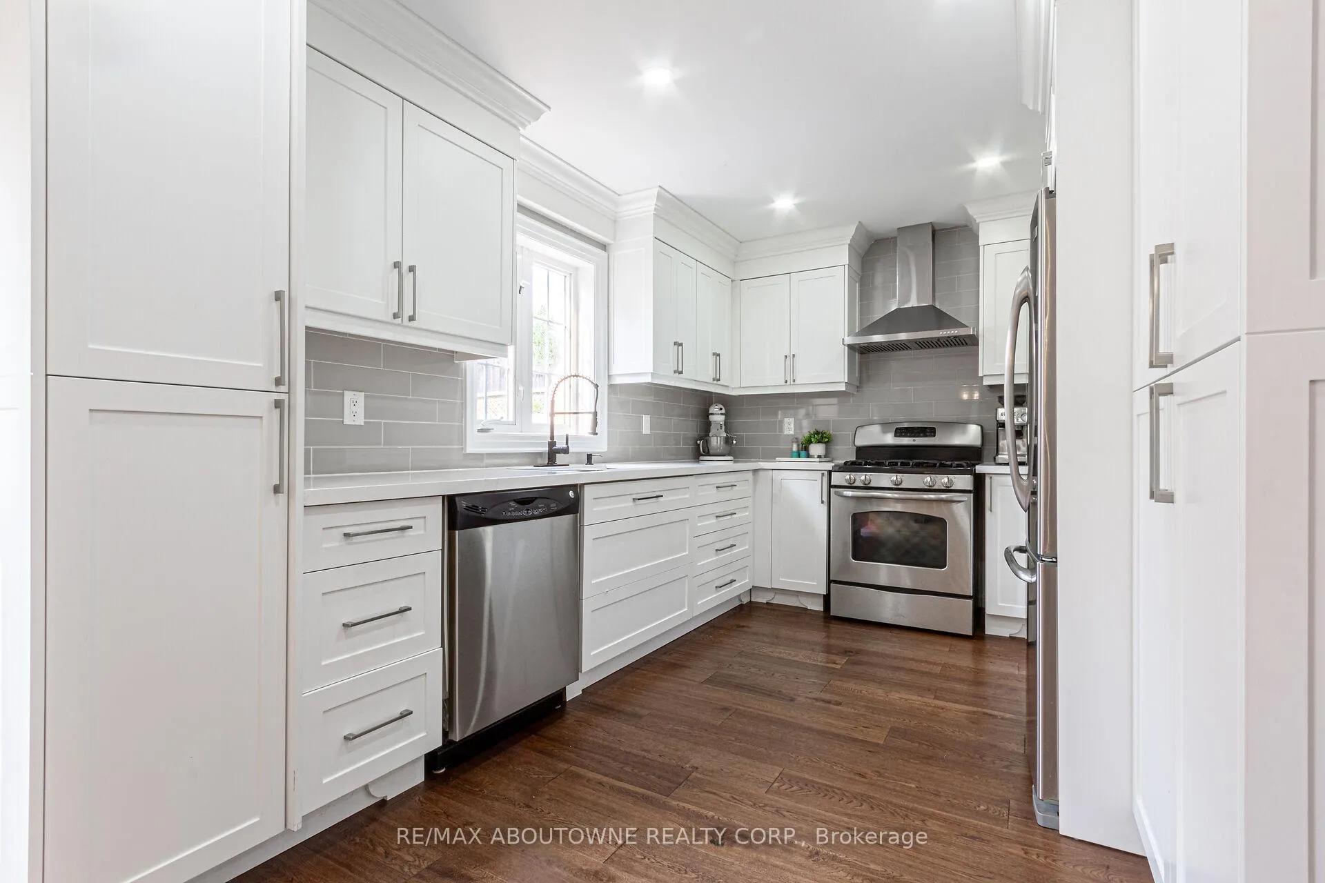 Photo 5 of 28 Bramcedar Crescent, Brampton, Northwest Sandalwood Parkway — HOMEH