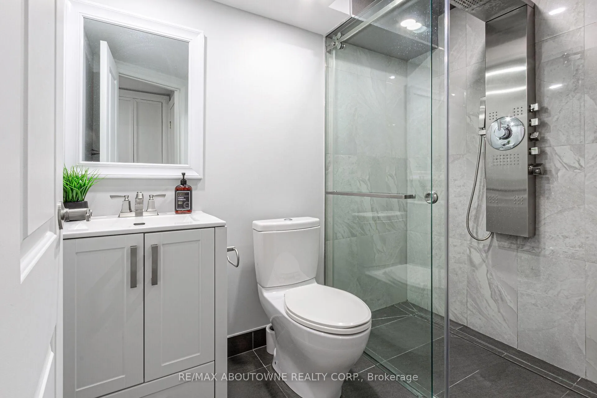 Photo 20 of 28 Bramcedar Crescent, Brampton, Northwest Sandalwood Parkway — HOMEH